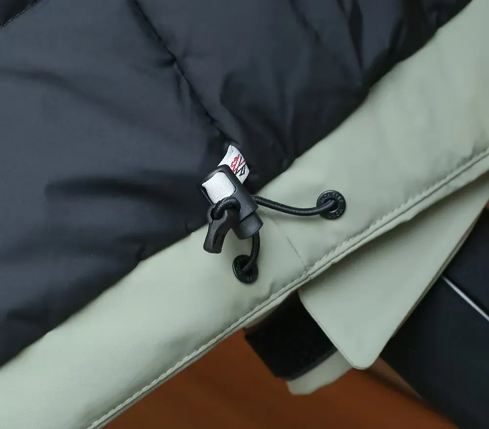 P1660 Moncler 25FW new thin and lightweight men's hooded casual down jacket! Trading company orders Jeluz men's down inspired by classic, men's choice for outdoor activities! The product is made of GORE-Tex waterproof outdoor sports fabric and decorated with recyclable details, which demonstrates the brand's commitment to external environmental protection. The adjustable cuffs and two-way zipper ensure easy wearing and adjustment of the silhouette; the interior is made of European-standard environmentally friendly 90% white duck down + 10% feather high-content filling, which is warmer and lighter than traditional down jackets in the past. You will know its high-end atmosphere when you try it in person. The upper body is comfortable, warm and breathable without any bloated feeling! At the same time, it has a high sense of class and recognition. The seams of the body are all cut in position to ensure visual beauty, which is very time-consuming and material-consuming! The fashionable detachable vest can be worn alone. The detachable hooded stand-up collar design is easy to disassemble and assemble to create different fashionable looks. The concealed placket, two-way zipper opening and closing, elastic cuffs and drawstring hem cuff design can better withstand the cold wind and keep the upper body warm in autumn and winter. It is a tall and stylish item! Color: Black, premium gray, off-white Size: M-3XL Size 1: Shoulder width 51cm - Bust 114cm - Clothing length 70cm - Sleeve length 61cm Size 2: Shoulder width 52cm - Bust 118cm - Clothing length 71cm - Sleeve length 62cm Size 3: Shoulder width 53cm - Bust 122cm - Clothing length 72cm - Sleeve length 63cm 4 Size: Shoulder width 54cm - Bust 126cm - Clothing length 73cm - Sleeve length 64cm Size 5: Shoulder width 55cm - Bust 130cm - Clothing length 75cm - Sleeve length 64cm