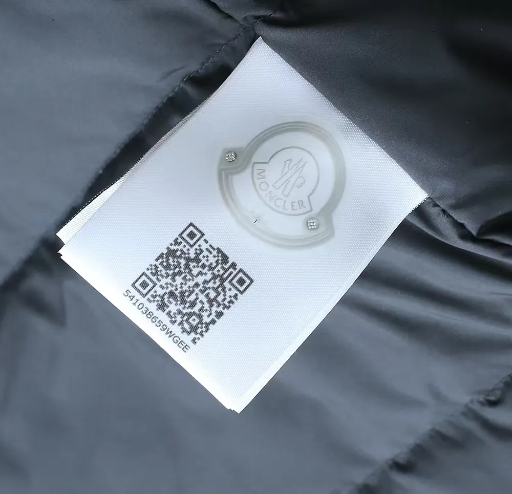 P1660 Moncler 25FW new thin and lightweight men's hooded casual down jacket! Trading company orders Jeluz men's down inspired by classic, men's choice for outdoor activities! The product is made of GORE-Tex waterproof outdoor sports fabric and decorated with recyclable details, which demonstrates the brand's commitment to external environmental protection. The adjustable cuffs and two-way zipper ensure easy wearing and adjustment of the silhouette; the interior is made of European-standard environmentally friendly 90% white duck down + 10% feather high-content filling, which is warmer and lighter than traditional down jackets in the past. You will know its high-end atmosphere when you try it in person. The upper body is comfortable, warm and breathable without any bloated feeling! At the same time, it has a high sense of class and recognition. The seams of the body are all cut in position to ensure visual beauty, which is very time-consuming and material-consuming! The fashionable detachable vest can be worn alone. The detachable hooded stand-up collar design is easy to disassemble and assemble to create different fashionable looks. The concealed placket, two-way zipper opening and closing, elastic cuffs and drawstring hem cuff design can better withstand the cold wind and keep the upper body warm in autumn and winter. It is a tall and stylish item! Color: Black, premium gray, off-white Size: M-3XL Size 1: Shoulder width 51cm - Bust 114cm - Clothing length 70cm - Sleeve length 61cm Size 2: Shoulder width 52cm - Bust 118cm - Clothing length 71cm - Sleeve length 62cm Size 3: Shoulder width 53cm - Bust 122cm - Clothing length 72cm - Sleeve length 63cm 4 Size: Shoulder width 54cm - Bust 126cm - Clothing length 73cm - Sleeve length 64cm Size 5: Shoulder width 55cm - Bust 130cm - Clothing length 75cm - Sleeve length 64cm