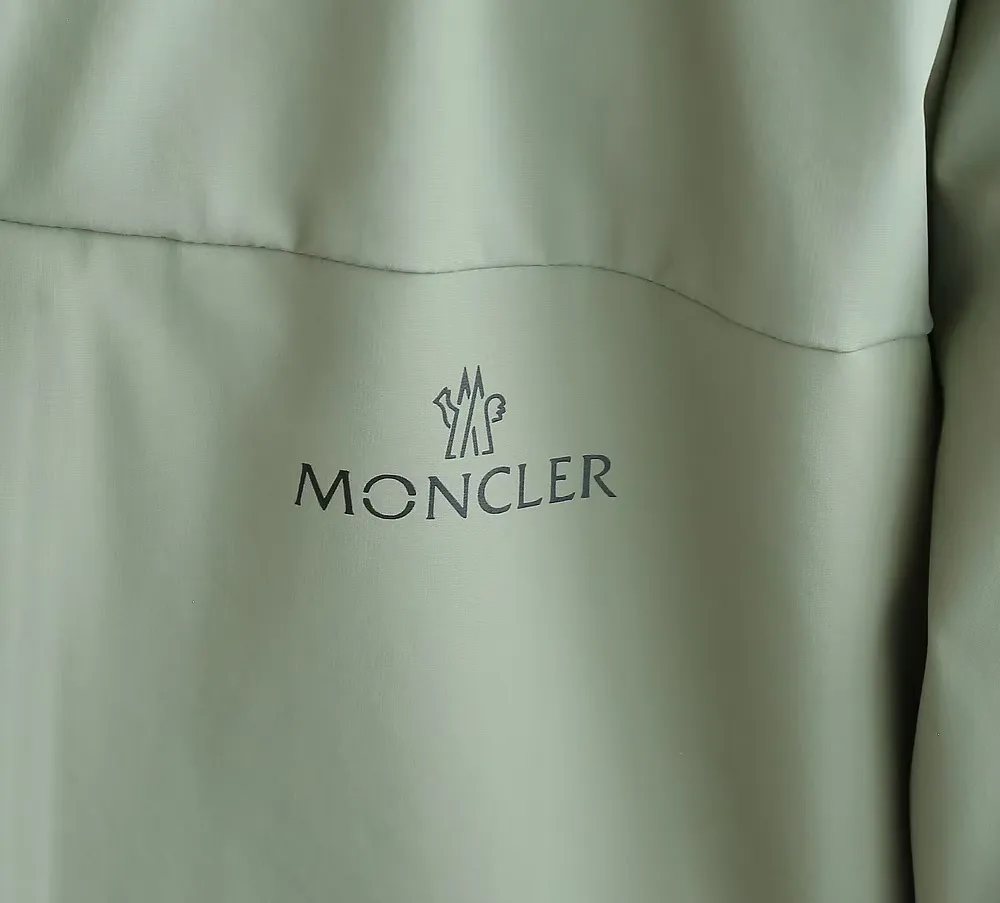 P1660 Moncler 25FW new thin and lightweight men's hooded casual down jacket! Trading company orders Jeluz men's down inspired by classic, men's choice for outdoor activities! The product is made of GORE-Tex waterproof outdoor sports fabric and decorated with recyclable details, which demonstrates the brand's commitment to external environmental protection. The adjustable cuffs and two-way zipper ensure easy wearing and adjustment of the silhouette; the interior is made of European-standard environmentally friendly 90% white duck down + 10% feather high-content filling, which is warmer and lighter than traditional down jackets in the past. You will know its high-end atmosphere when you try it in person. The upper body is comfortable, warm and breathable without any bloated feeling! At the same time, it has a high sense of class and recognition. The seams of the body are all cut in position to ensure visual beauty, which is very time-consuming and material-consuming! The fashionable detachable vest can be worn alone. The detachable hooded stand-up collar design is easy to disassemble and assemble to create different fashionable looks. The concealed placket, two-way zipper opening and closing, elastic cuffs and drawstring hem cuff design can better withstand the cold wind and keep the upper body warm in autumn and winter. It is a tall and stylish item! Color: Black, premium gray, off-white Size: M-3XL Size 1: Shoulder width 51cm - Bust 114cm - Clothing length 70cm - Sleeve length 61cm Size 2: Shoulder width 52cm - Bust 118cm - Clothing length 71cm - Sleeve length 62cm Size 3: Shoulder width 53cm - Bust 122cm - Clothing length 72cm - Sleeve length 63cm 4 Size: Shoulder width 54cm - Bust 126cm - Clothing length 73cm - Sleeve length 64cm Size 5: Shoulder width 55cm - Bust 130cm - Clothing length 75cm - Sleeve length 64cm