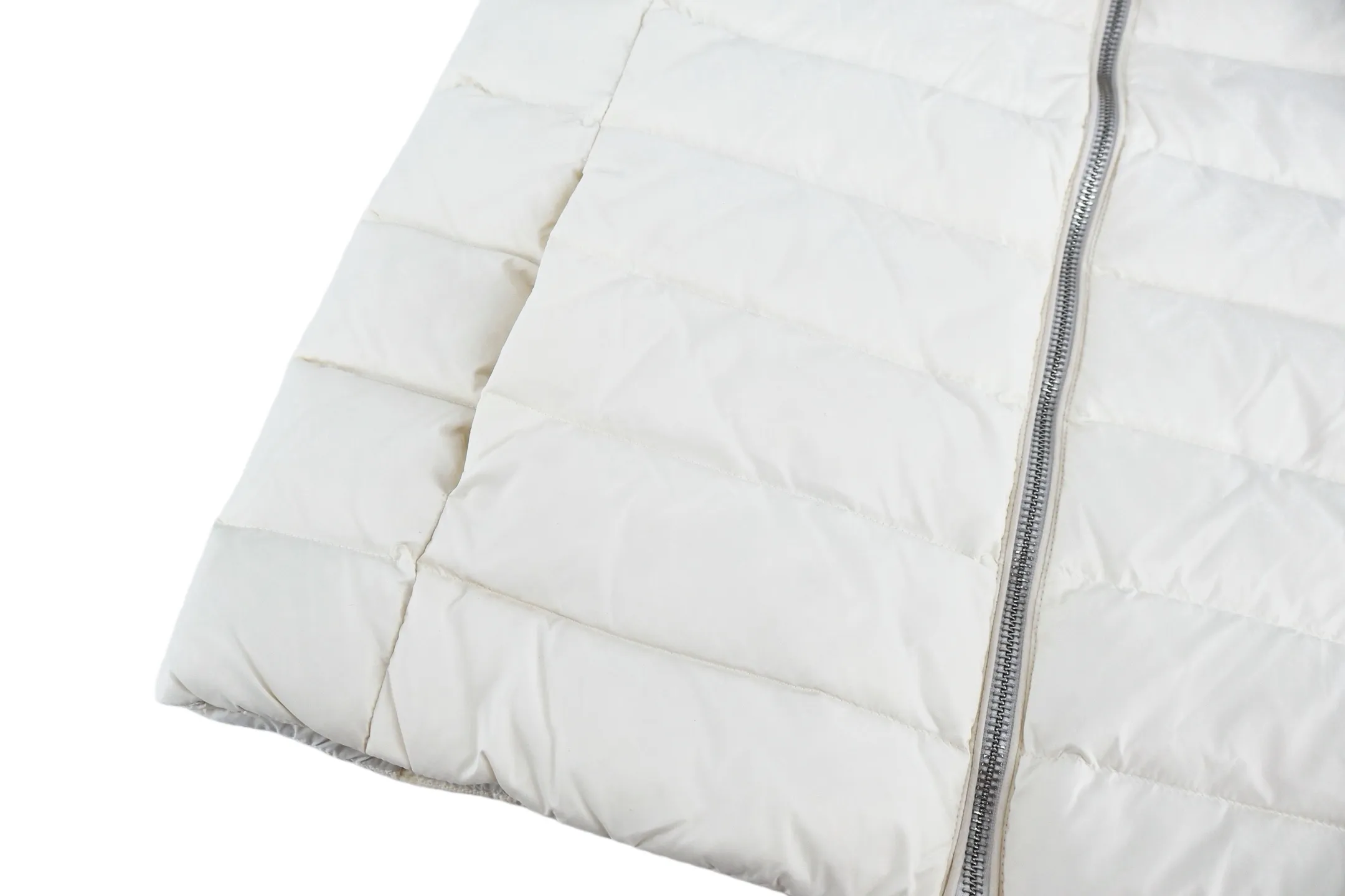 P870 Moncler wool splicing women's down jacket (white) was originally purchased for 7,675 and developed. It is made of nylon and polyester composite fabrics. It uses precision textile technology to create a surface layer that is both wear-resistant, windproof and light. It gives the fabric tear resistance and is suitable for the durability needs of daily wear. The zoned quilting and down filling technology uses precise quilting thread layout to evenly lock 90 white goose down in each "down bin". This process not only prevents the down material from shifting and clumping during wearing, but also maximizes the fluffiness and warmth of goose down; the brand logo patch on the chest is exquisitely arranged and has a high-quality texture; the long-sleeved rib cuffs achieve a fitted version through three-dimensional cutting technology. The elasticity of the rib fabric complements the crispness of the down jacket body. The overall wiring is straight and delicate, the fabric is comfortable and soft, and the color is consistent without color difference. It can be matched with the same style to create a fashionable look and suit various occasions. Customized accessories and complete three standards. Size:S-M-L
