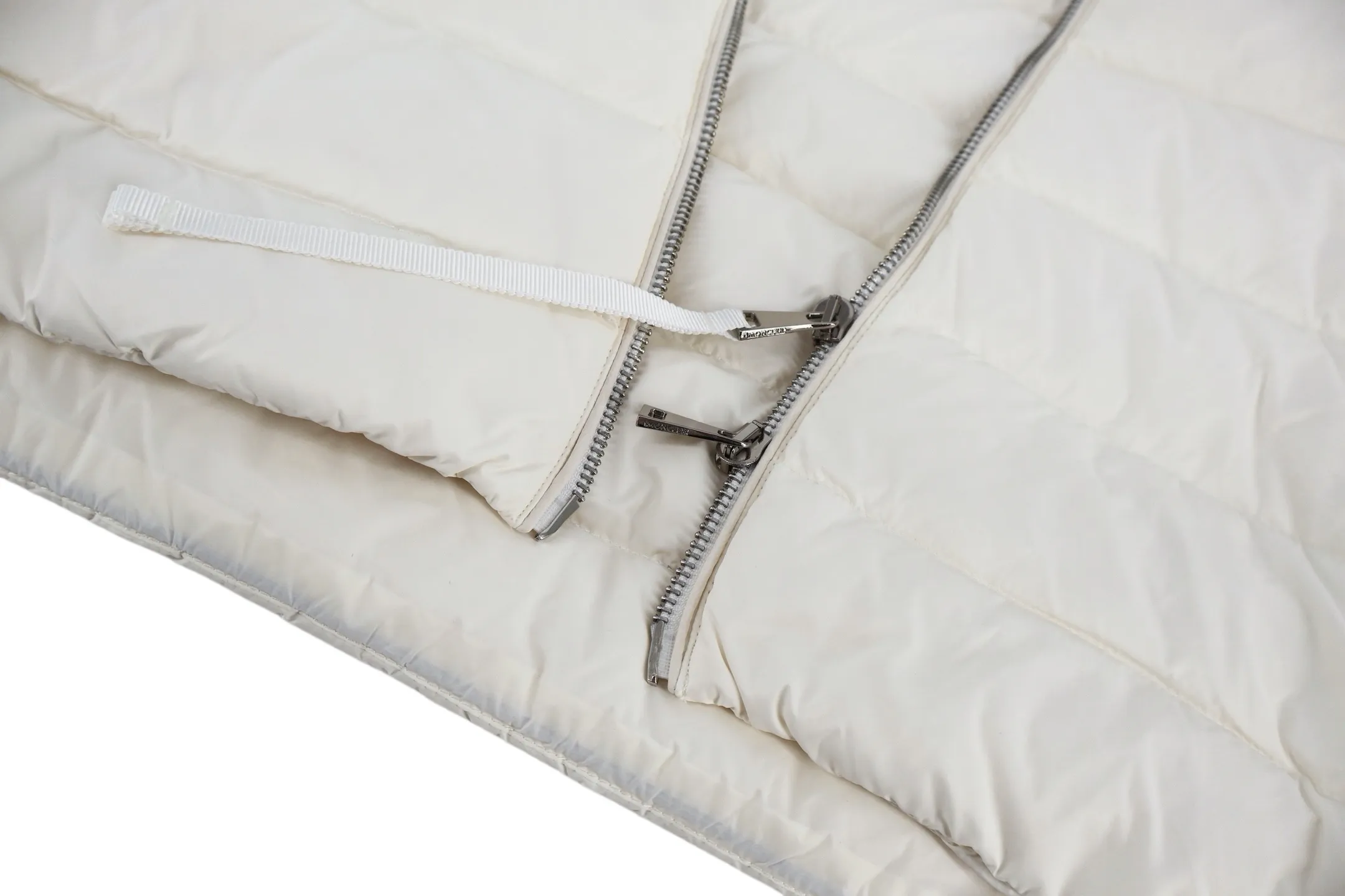 P870 Moncler wool splicing women's down jacket (white) was originally purchased for 7,675 and developed. It is made of nylon and polyester composite fabrics. It uses precision textile technology to create a surface layer that is both wear-resistant, windproof and light. It gives the fabric tear resistance and is suitable for the durability needs of daily wear. The zoned quilting and down filling technology uses precise quilting thread layout to evenly lock 90 white goose down in each "down bin". This process not only prevents the down material from shifting and clumping during wearing, but also maximizes the fluffiness and warmth of goose down; the brand logo patch on the chest is exquisitely arranged and has a high-quality texture; the long-sleeved rib cuffs achieve a fitted version through three-dimensional cutting technology. The elasticity of the rib fabric complements the crispness of the down jacket body. The overall wiring is straight and delicate, the fabric is comfortable and soft, and the color is consistent without color difference. It can be matched with the same style to create a fashionable look and suit various occasions. Customized accessories and complete three standards. Size:S-M-L