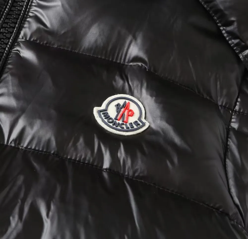 P640 MONCLER/Mask "Official website's same classic embroidered small label" Hooded down vest - Fabric: National standard 90 white duck down jacket, made of polyester fiber fabric. Comfortable and warm, perfect appearance, good bulk recovery after compression, heat-containing warmth, complete three standards, original fabric, official same style, different from ordinary version on the market - Color: black - Size: M L XL XXL XXL XXXL - Purchase the original mold and create it with a full set of customized accessories. Details determine success or failure.  - Accessories: The original accessories are complete with one to one and three standards, os off-shoulder version, same style for men and women, official website quality - no gender distinction, same style for men and women