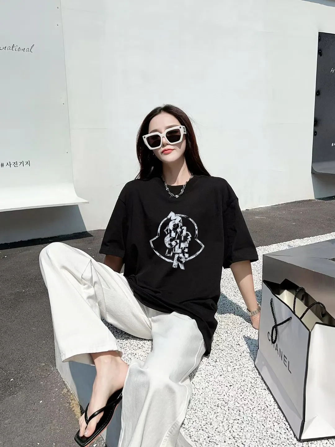 P140 [MONCLER] 2025FW short-sleeved T-shirt, badge + LOGO printing, high-end 26s double yarn 300g fabric, heavy fabric, custom stretch rib, same cylinder and dye, complete three standards, same style for men and women, color: black, white, size: S M L XL 2XL