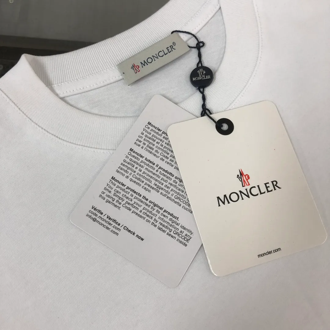 P160 MONCLER 2025 latest couple style round neck short-sleeved couple T-shirt, new spring and summer product, high quality 🔥🔥Three-dimensional logo letter logo printing technology on the chest! Fashionable and versatile trendy styles, customized imported fabrics! Comfortable to wear, breathable, fashionable without losing personality, the upper body is casual and casual, handsome and stylish, showing the temperament of a big brand. All three standards are complete! ! Color: Black White Size: S M L XL (Loose fit, please state your height and weight when placing an order)