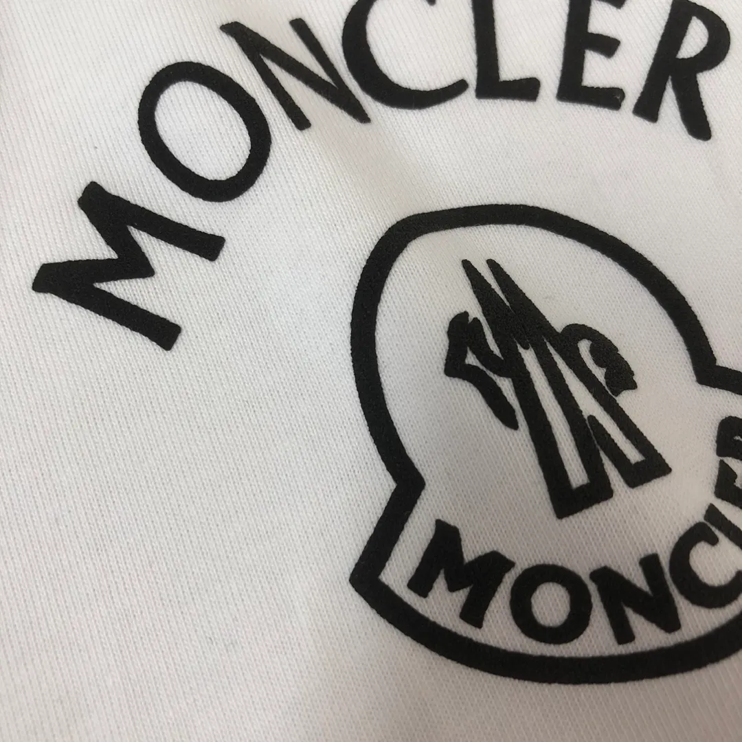 P160 MONCLER 2025 latest couple style round neck short-sleeved couple T-shirt, new spring and summer product, high quality 🔥🔥Three-dimensional logo letter logo printing technology on the chest! Fashionable and versatile trendy styles, customized imported fabrics! Comfortable to wear, breathable, fashionable without losing personality, the upper body is casual and casual, handsome and stylish, showing the temperament of a big brand. All three standards are complete! ! Color: Black White Size: S M L XL (Loose fit, please state your height and weight when placing an order)