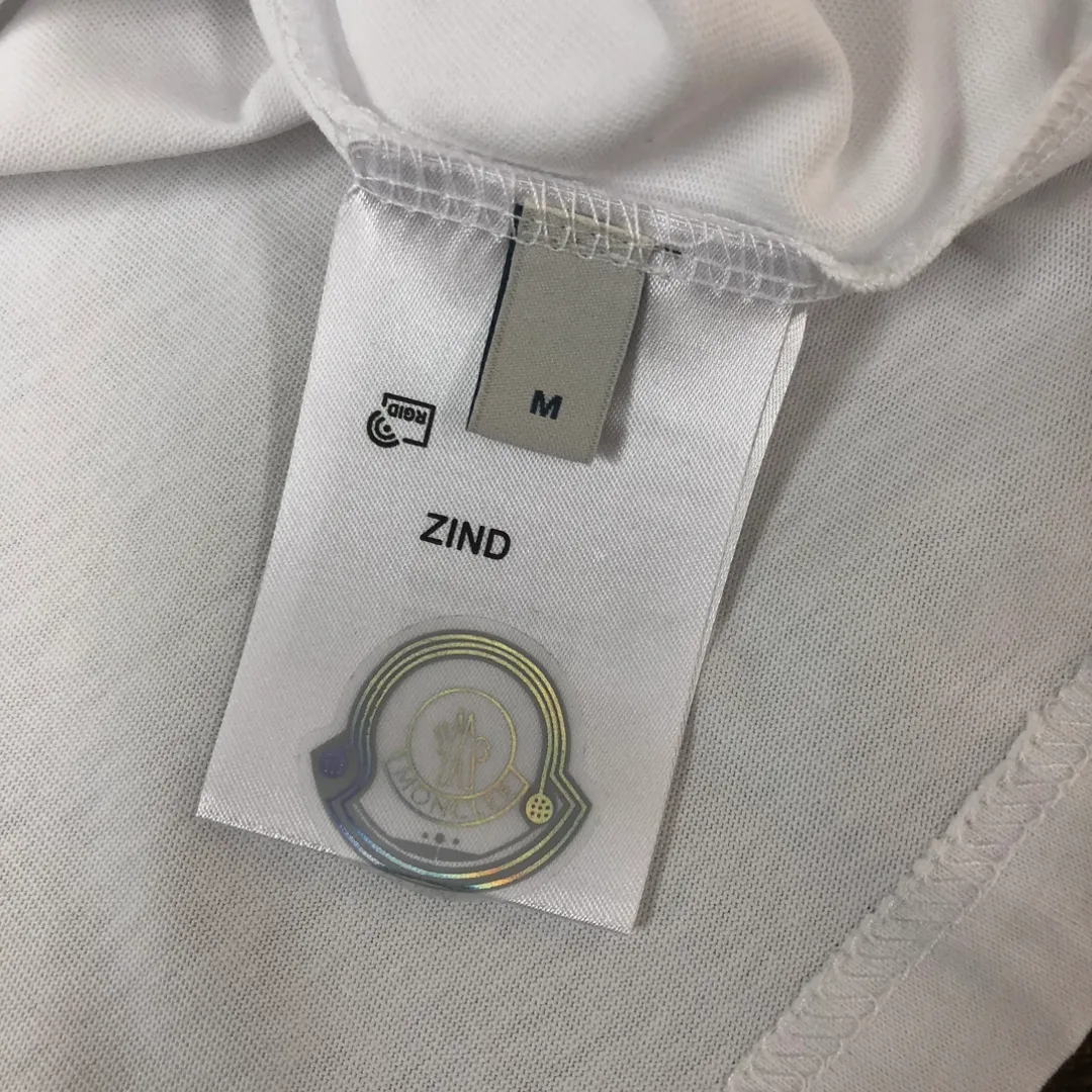 P160 MONCLER 2025 latest couple style round neck short-sleeved couple T-shirt, new spring and summer product, high quality 🔥🔥Three-dimensional logo letter logo printing technology on the chest! Fashionable and versatile trendy styles, customized imported fabrics! Comfortable to wear, breathable, fashionable without losing personality, the upper body is casual and casual, handsome and stylish, showing the temperament of a big brand. All three standards are complete! ! Color: Black White Size: S M L XL (Loose fit, please state your height and weight when placing an order)