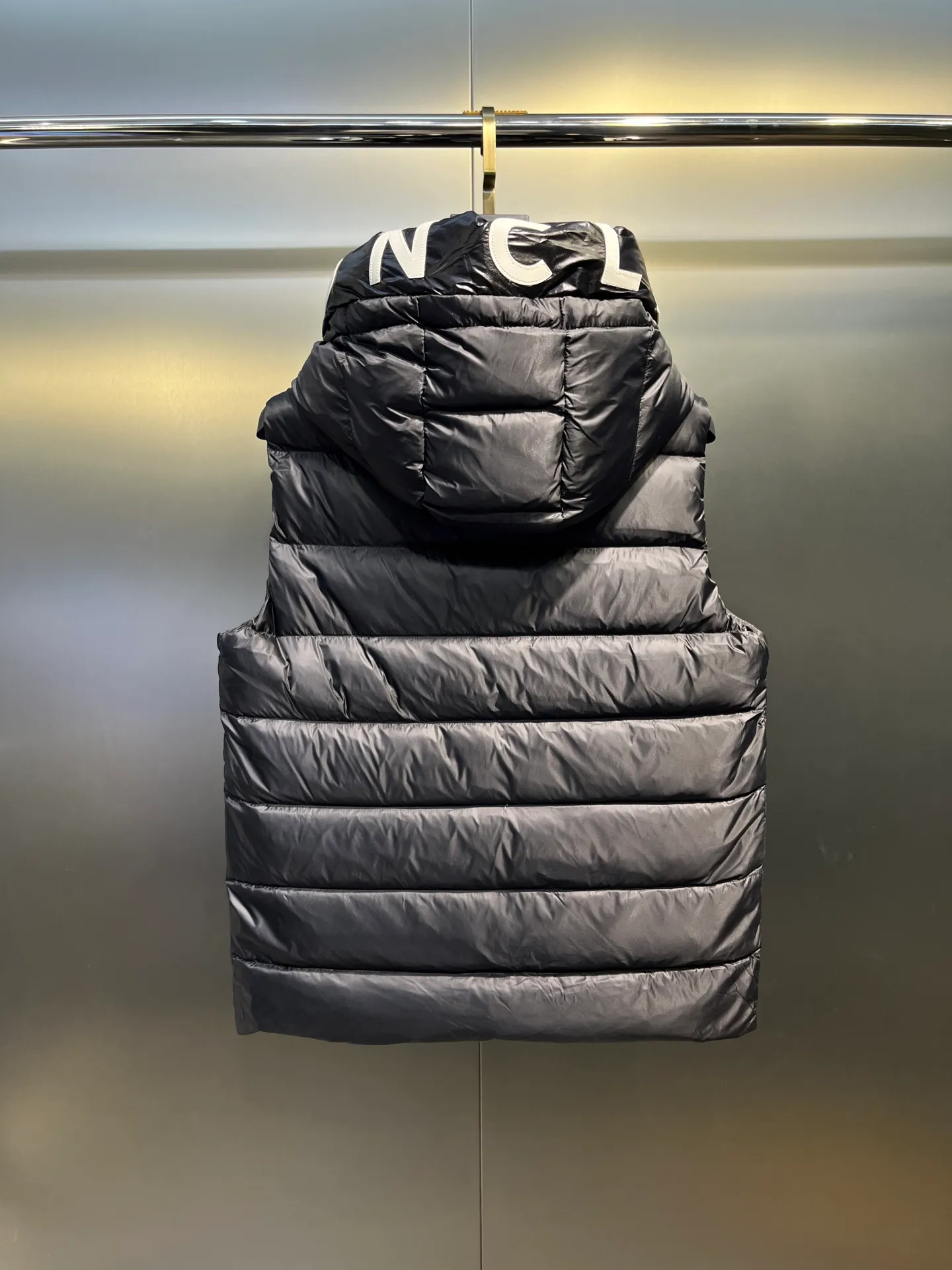 P560 moncler🌟Moncler hooded letter-printed down vest for men and women. It is carefully made of original nylon fabric and decorated with Moncler's unique logo details on the front chest. Made from the original version, every detail inside is restored. As soon as you pick up the real velvet and fake velvet, you can tell that only good things are made. Color: Black White Size: 1 2 3 4 5 (M～3xl)