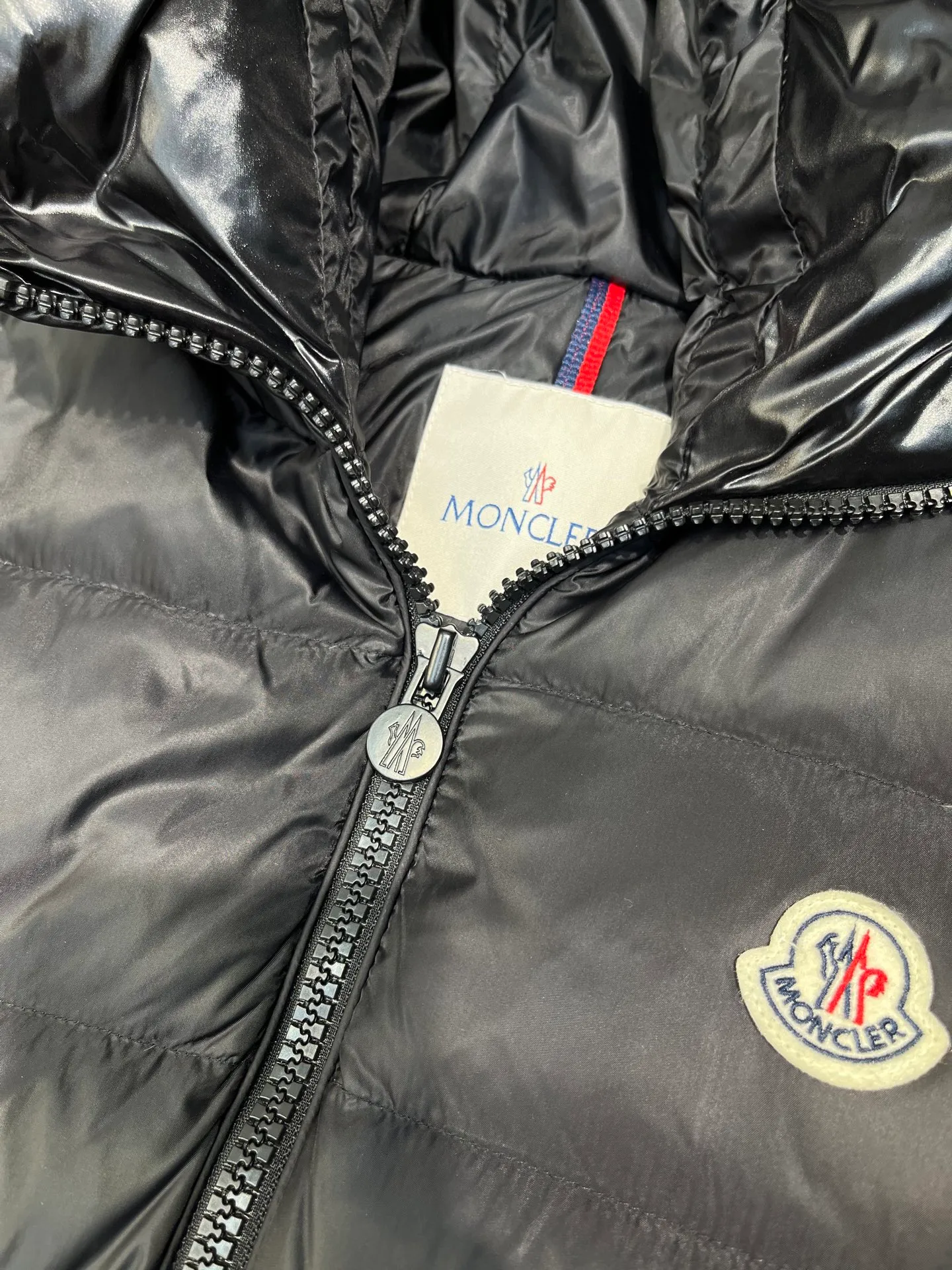 P560 moncler🌟Moncler hooded letter-printed down vest for men and women. It is carefully made of original nylon fabric and decorated with Moncler's unique logo details on the front chest. Made from the original version, every detail inside is restored. As soon as you pick up the real velvet and fake velvet, you can tell that only good things are made. Color: Black White Size: 1 2 3 4 5 (M～3xl)