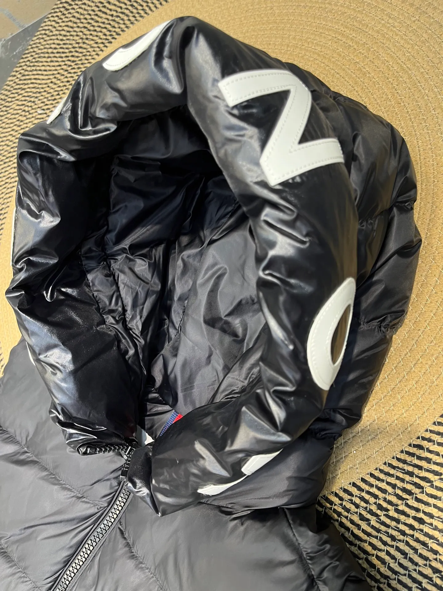 P560 moncler🌟Moncler hooded letter-printed down vest for men and women. It is carefully made of original nylon fabric and decorated with Moncler's unique logo details on the front chest. Made from the original version, every detail inside is restored. As soon as you pick up the real velvet and fake velvet, you can tell that only good things are made. Color: Black White Size: 1 2 3 4 5 (M～3xl)