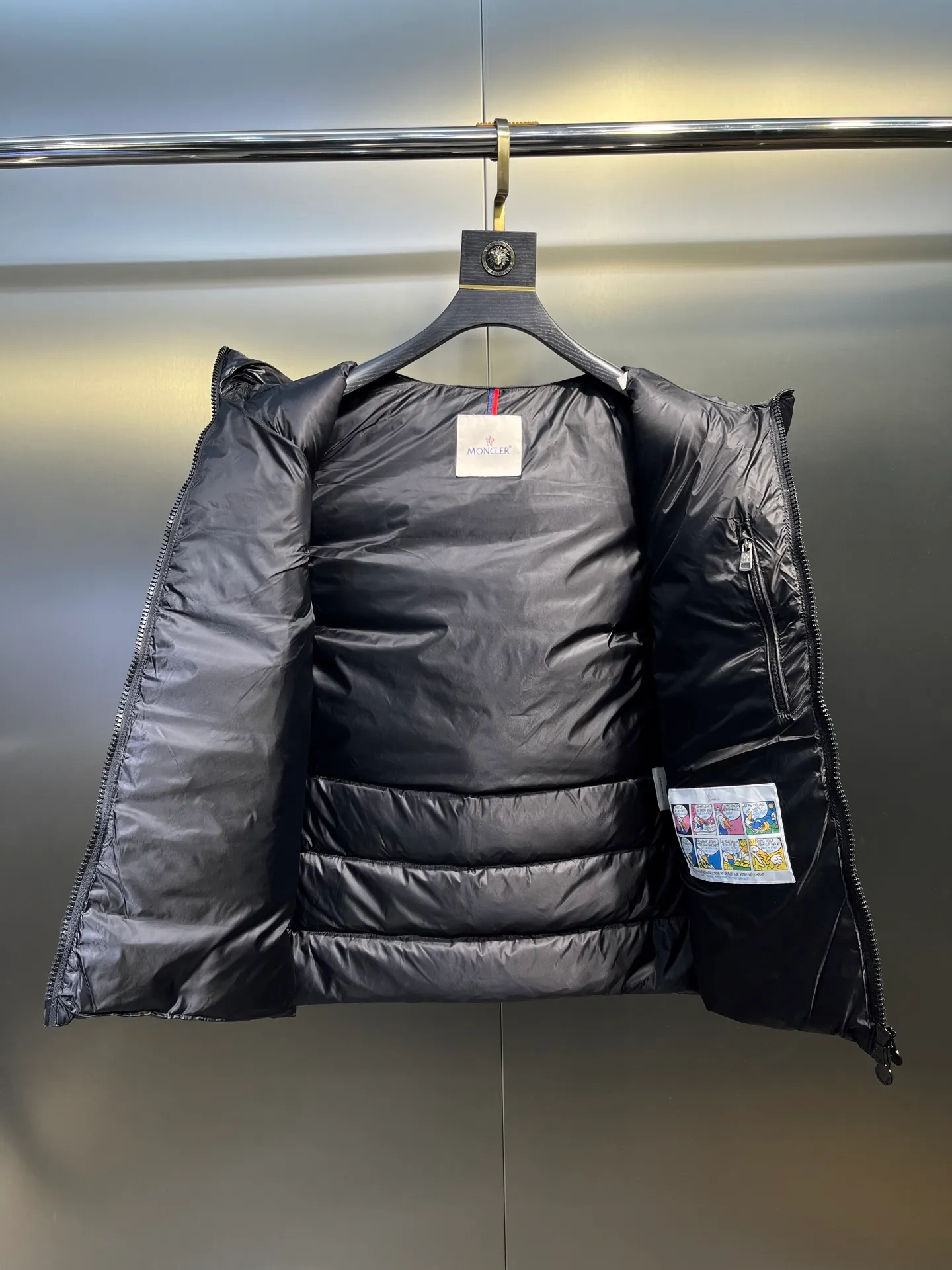 P560 moncler🌟Moncler hooded letter-printed down vest for men and women. It is carefully made of original nylon fabric and decorated with Moncler's unique logo details on the front chest. Made from the original version, every detail inside is restored. As soon as you pick up the real velvet and fake velvet, you can tell that only good things are made. Color: Black White Size: 1 2 3 4 5 (M～3xl)