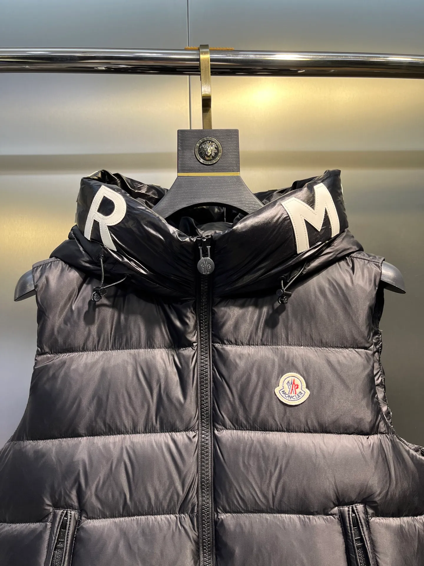 P560 moncler🌟Moncler hooded letter-printed down vest for men and women. It is carefully made of original nylon fabric and decorated with Moncler's unique logo details on the front chest. Made from the original version, every detail inside is restored. As soon as you pick up the real velvet and fake velvet, you can tell that only good things are made. Color: Black White Size: 1 2 3 4 5 (M～3xl)