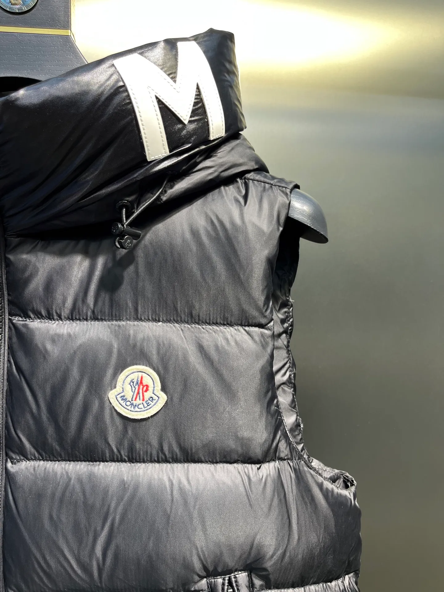 P560 moncler🌟Moncler hooded letter-printed down vest for men and women. It is carefully made of original nylon fabric and decorated with Moncler's unique logo details on the front chest. Made from the original version, every detail inside is restored. As soon as you pick up the real velvet and fake velvet, you can tell that only good things are made. Color: Black White Size: 1 2 3 4 5 (M～3xl)