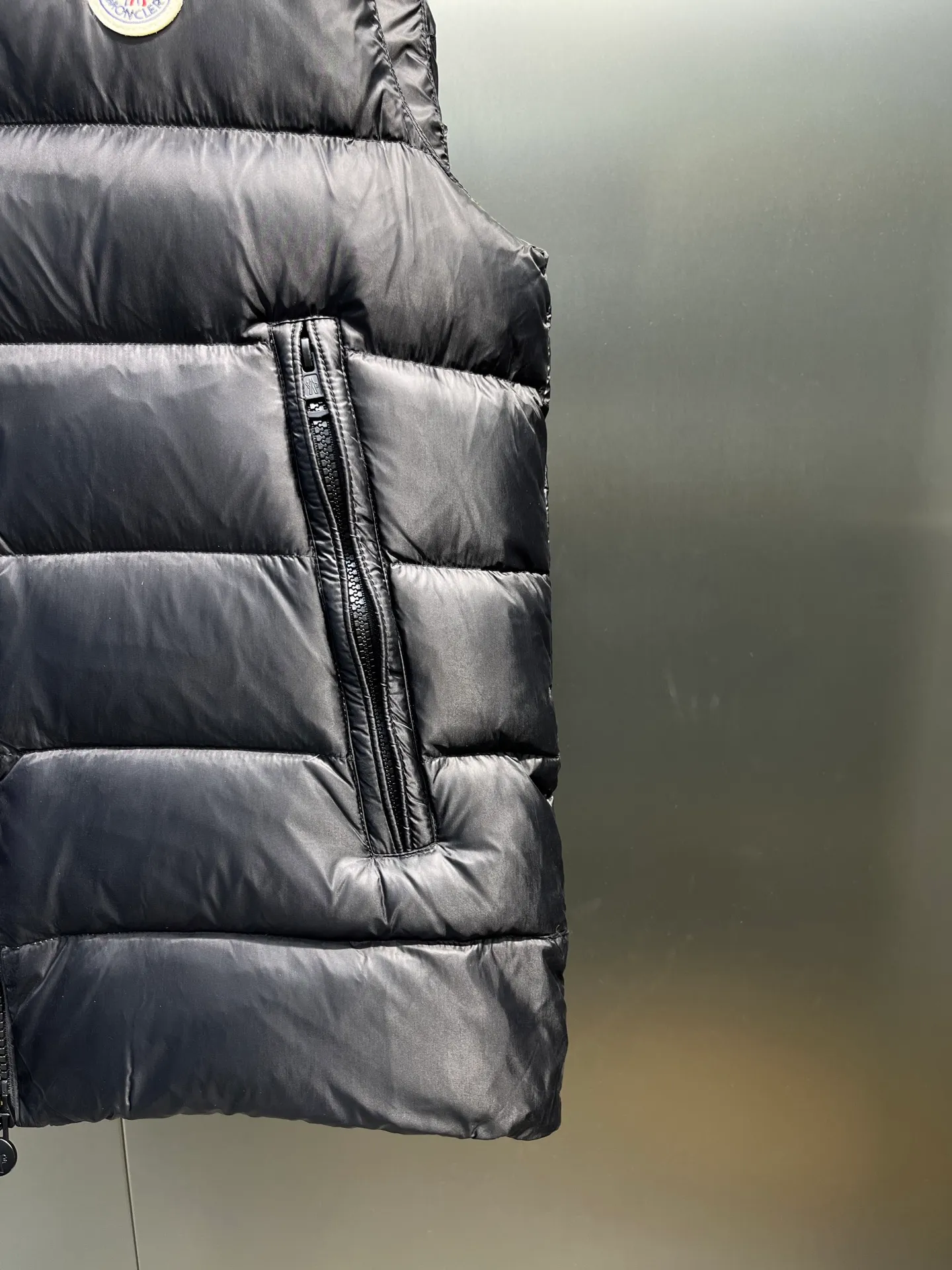 P560 moncler🌟Moncler hooded letter-printed down vest for men and women. It is carefully made of original nylon fabric and decorated with Moncler's unique logo details on the front chest. Made from the original version, every detail inside is restored. As soon as you pick up the real velvet and fake velvet, you can tell that only good things are made. Color: Black White Size: 1 2 3 4 5 (M～3xl)