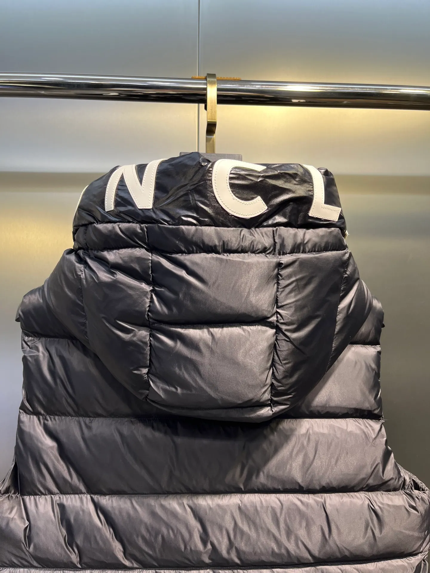 P560 moncler🌟Moncler hooded letter-printed down vest for men and women. It is carefully made of original nylon fabric and decorated with Moncler's unique logo details on the front chest. Made from the original version, every detail inside is restored. As soon as you pick up the real velvet and fake velvet, you can tell that only good things are made. Color: Black White Size: 1 2 3 4 5 (M～3xl)
