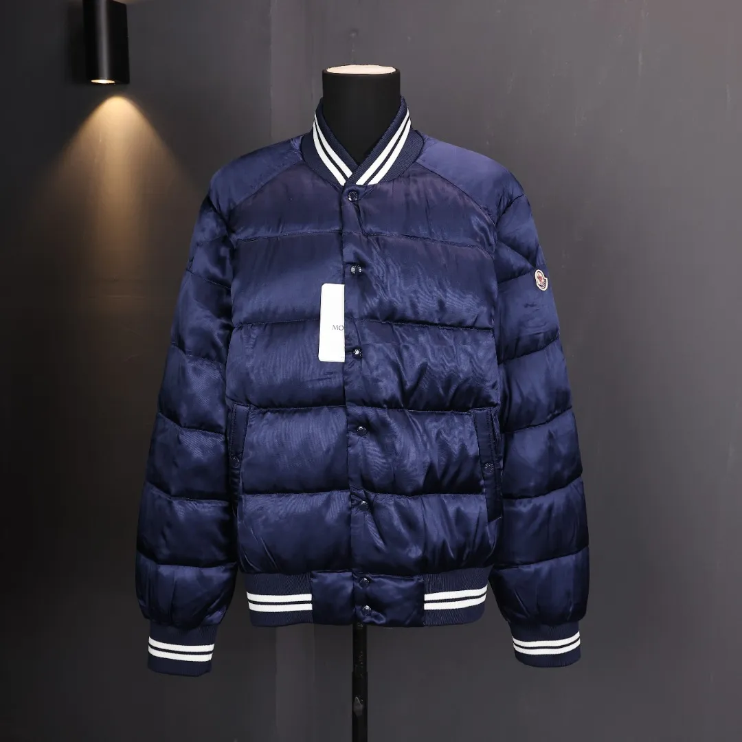 P1000 Moncler/Mask Back Logo Flying Baseball Jacket Down Jacket College retro-style baseball jacket, fashionable and stylish, made of satin nylon. After many fading treatments, it does not have the luster of ordinary satin. The overall dark color combination has the luster of satin and the unique style of Maillard colors. The entire garment is designed in the style of a flight jacket with down filling. This is the biggest highlight of moncler in the winter of 2023. The lining of the upper body is absolutely perfect. The lining is made of 50D double-sided calendered nylon breathable fabric. The filling of the whole piece of clothing is the new national standard white duck down. The filling amount of the whole piece is 280 grams. The large grid of down filling effect and the filling of white duck down are simply a warm weapon in autumn and winter.