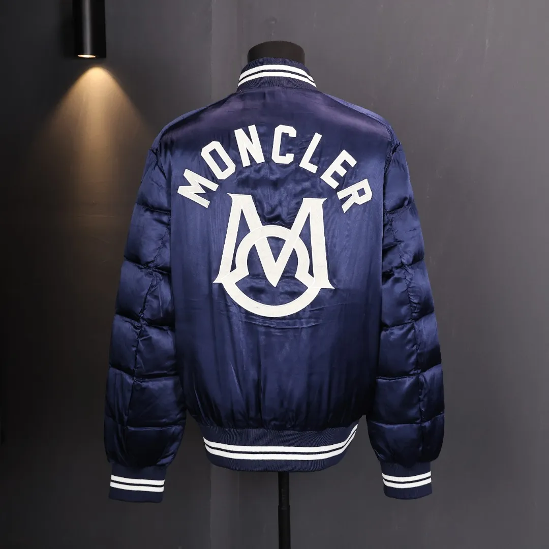 P1000 Moncler/Mask Back Logo Flying Baseball Jacket Down Jacket College retro-style baseball jacket, fashionable and stylish, made of satin nylon. After many fading treatments, it does not have the luster of ordinary satin. The overall dark color combination has the luster of satin and the unique style of Maillard colors. The entire garment is designed in the style of a flight jacket with down filling. This is the biggest highlight of moncler in the winter of 2023. The lining of the upper body is absolutely perfect. The lining is made of 50D double-sided calendered nylon breathable fabric. The filling of the whole piece of clothing is the new national standard white duck down. The filling amount of the whole piece is 280 grams. The large grid of down filling effect and the filling of white duck down are simply a warm weapon in autumn and winter.