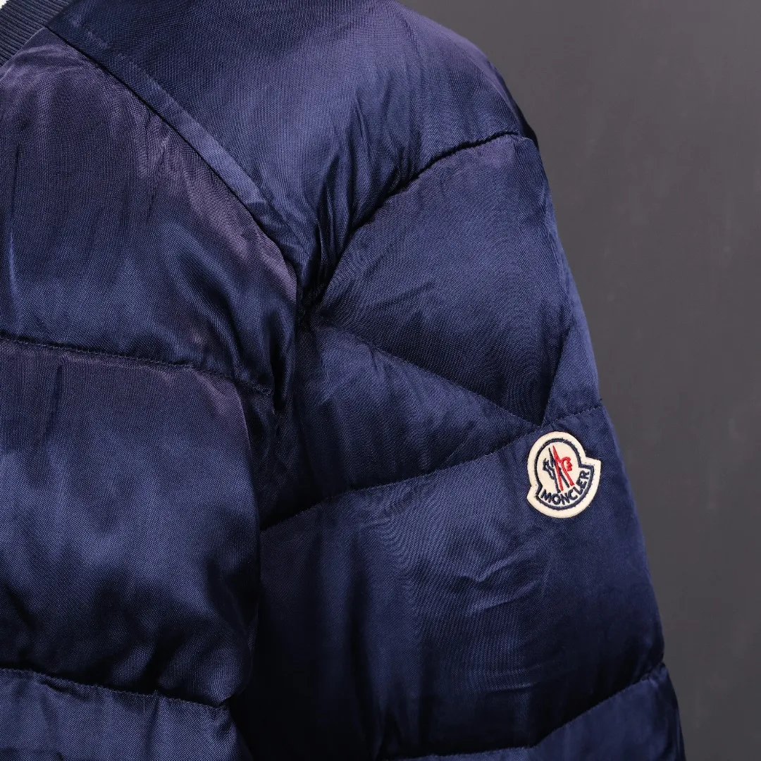 P1000 Moncler/Mask Back Logo Flying Baseball Jacket Down Jacket College retro-style baseball jacket, fashionable and stylish, made of satin nylon. After many fading treatments, it does not have the luster of ordinary satin. The overall dark color combination has the luster of satin and the unique style of Maillard colors. The entire garment is designed in the style of a flight jacket with down filling. This is the biggest highlight of moncler in the winter of 2023. The lining of the upper body is absolutely perfect. The lining is made of 50D double-sided calendered nylon breathable fabric. The filling of the whole piece of clothing is the new national standard white duck down. The filling amount of the whole piece is 280 grams. The large grid of down filling effect and the filling of white duck down are simply a warm weapon in autumn and winter.