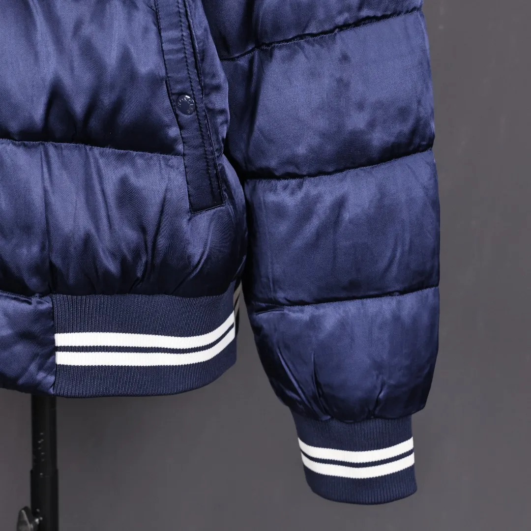 P1000 Moncler/Mask Back Logo Flying Baseball Jacket Down Jacket College retro-style baseball jacket, fashionable and stylish, made of satin nylon. After many fading treatments, it does not have the luster of ordinary satin. The overall dark color combination has the luster of satin and the unique style of Maillard colors. The entire garment is designed in the style of a flight jacket with down filling. This is the biggest highlight of moncler in the winter of 2023. The lining of the upper body is absolutely perfect. The lining is made of 50D double-sided calendered nylon breathable fabric. The filling of the whole piece of clothing is the new national standard white duck down. The filling amount of the whole piece is 280 grams. The large grid of down filling effect and the filling of white duck down are simply a warm weapon in autumn and winter.
