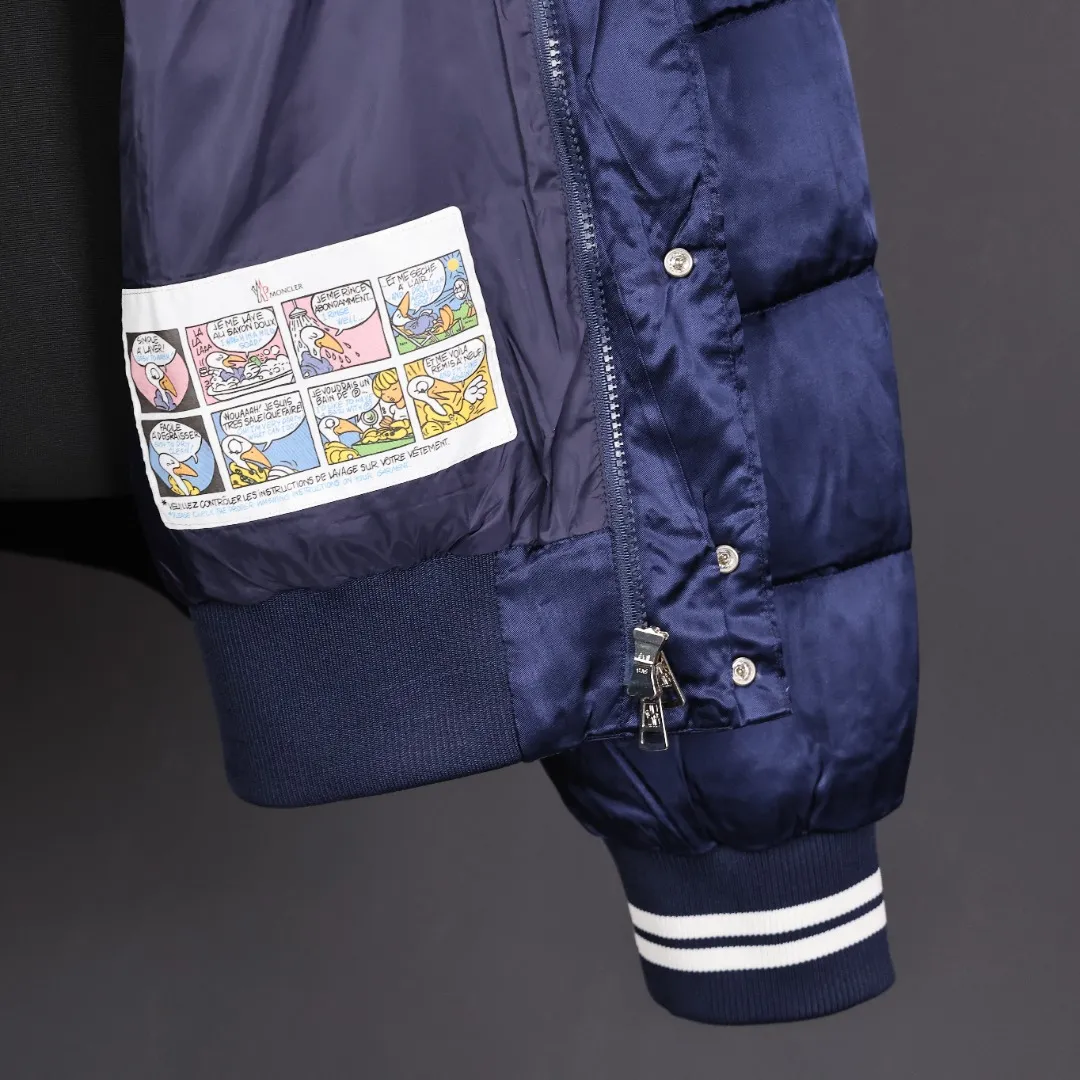 P1000 Moncler/Mask Back Logo Flying Baseball Jacket Down Jacket College retro-style baseball jacket, fashionable and stylish, made of satin nylon. After many fading treatments, it does not have the luster of ordinary satin. The overall dark color combination has the luster of satin and the unique style of Maillard colors. The entire garment is designed in the style of a flight jacket with down filling. This is the biggest highlight of moncler in the winter of 2023. The lining of the upper body is absolutely perfect. The lining is made of 50D double-sided calendered nylon breathable fabric. The filling of the whole piece of clothing is the new national standard white duck down. The filling amount of the whole piece is 280 grams. The large grid of down filling effect and the filling of white duck down are simply a warm weapon in autumn and winter.