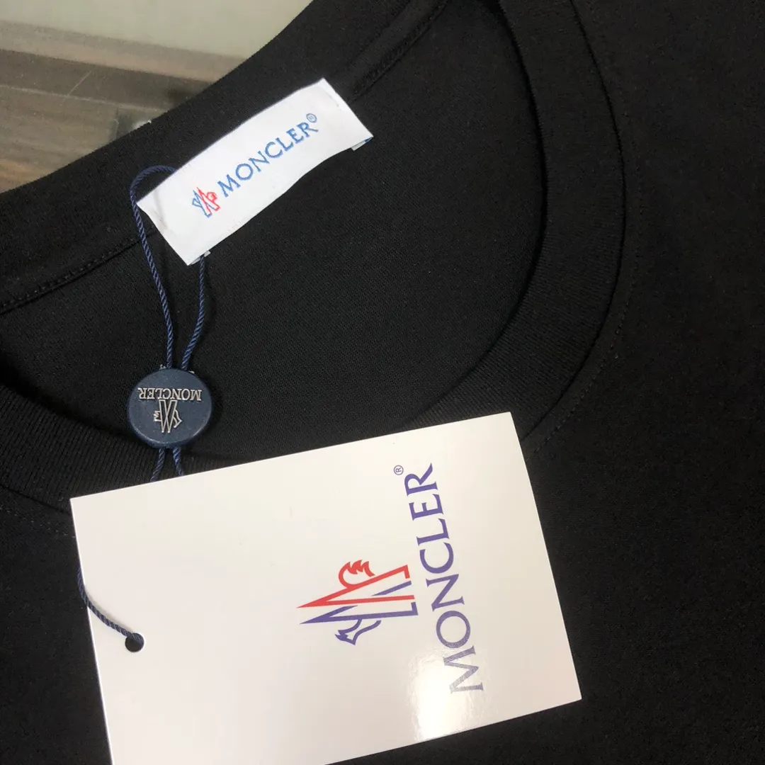 P160 🔥MONCLER The latest short-sleeved T-shirt for couples ~ Special brand letter printing technology on the chest ~ The fabric upper body is comfortable and breathable, not stiff, slim cut, specially customized fabrics! The upper body is comfortable and stylish, and it can be worn alone as an inner layer. It is a must-have for fashionistas! ! ! Color: black, white, gray Size: S～XL (loose version, please state your height and weight when placing an order)