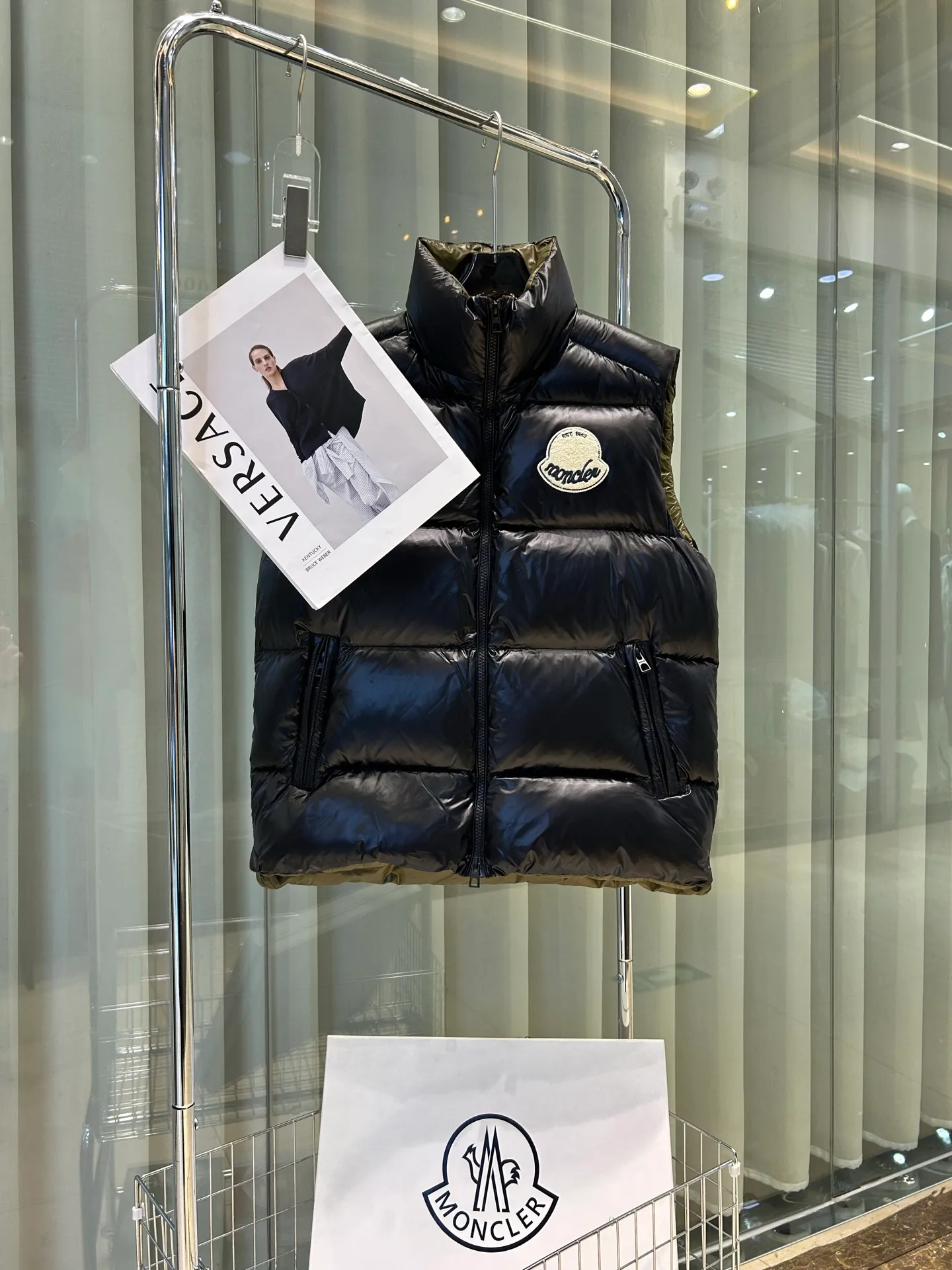 P660 25Moncler Moncler's new early autumn Lipsi men's down vest, which interprets Moncler's classic design, is a must-have item for the seasonal wardrobe. Crafted from lightweight, functional nylon laque fabric, it has a contrast lining for a vibrant feel. Style number: Big label vest Size: 12345 Color: off-white black
