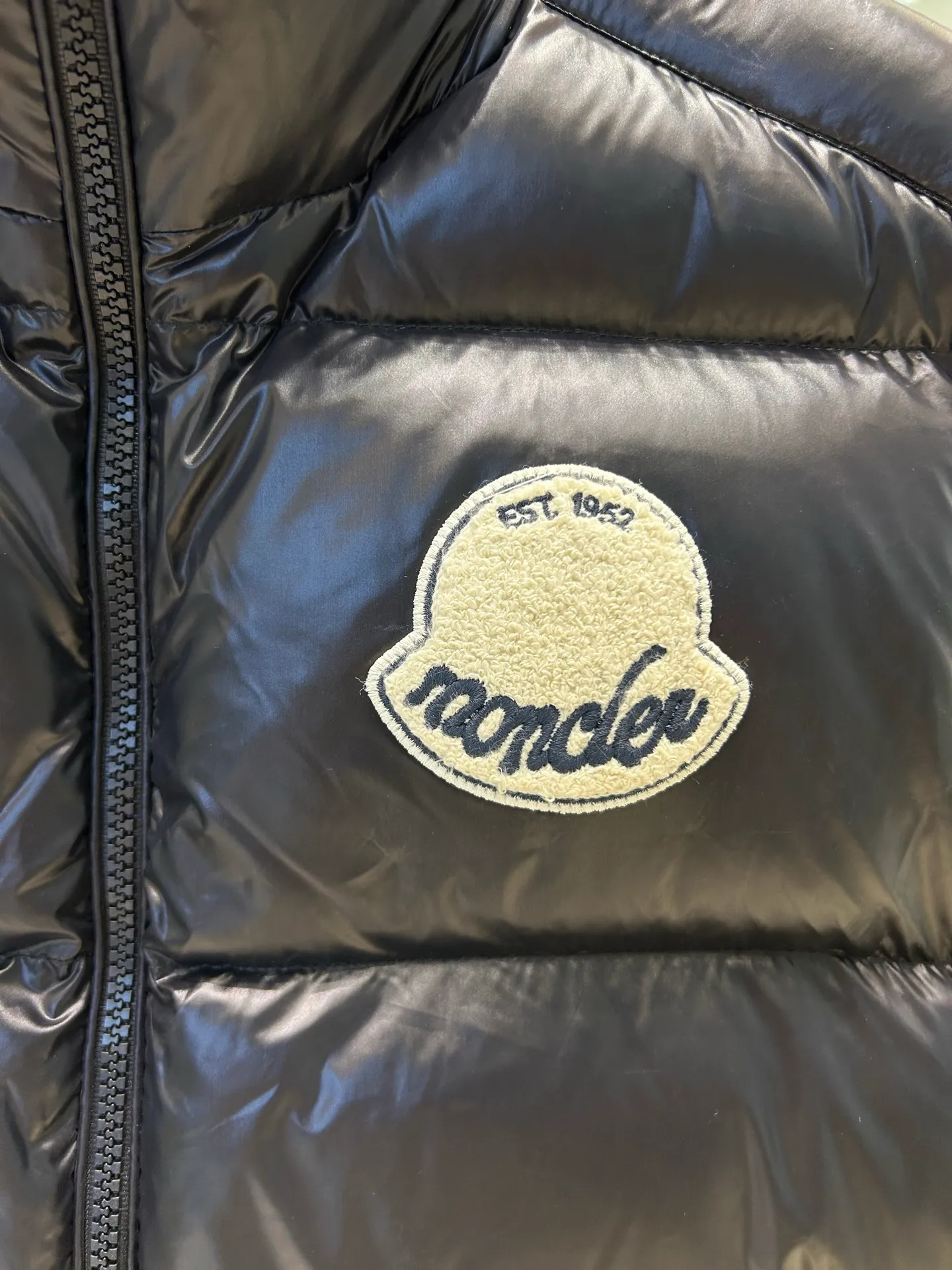 P660 25Moncler Moncler's new early autumn Lipsi men's down vest, which interprets Moncler's classic design, is a must-have item for the seasonal wardrobe. Crafted from lightweight, functional nylon laque fabric, it has a contrast lining for a vibrant feel. Style number: Big label vest Size: 12345 Color: off-white black