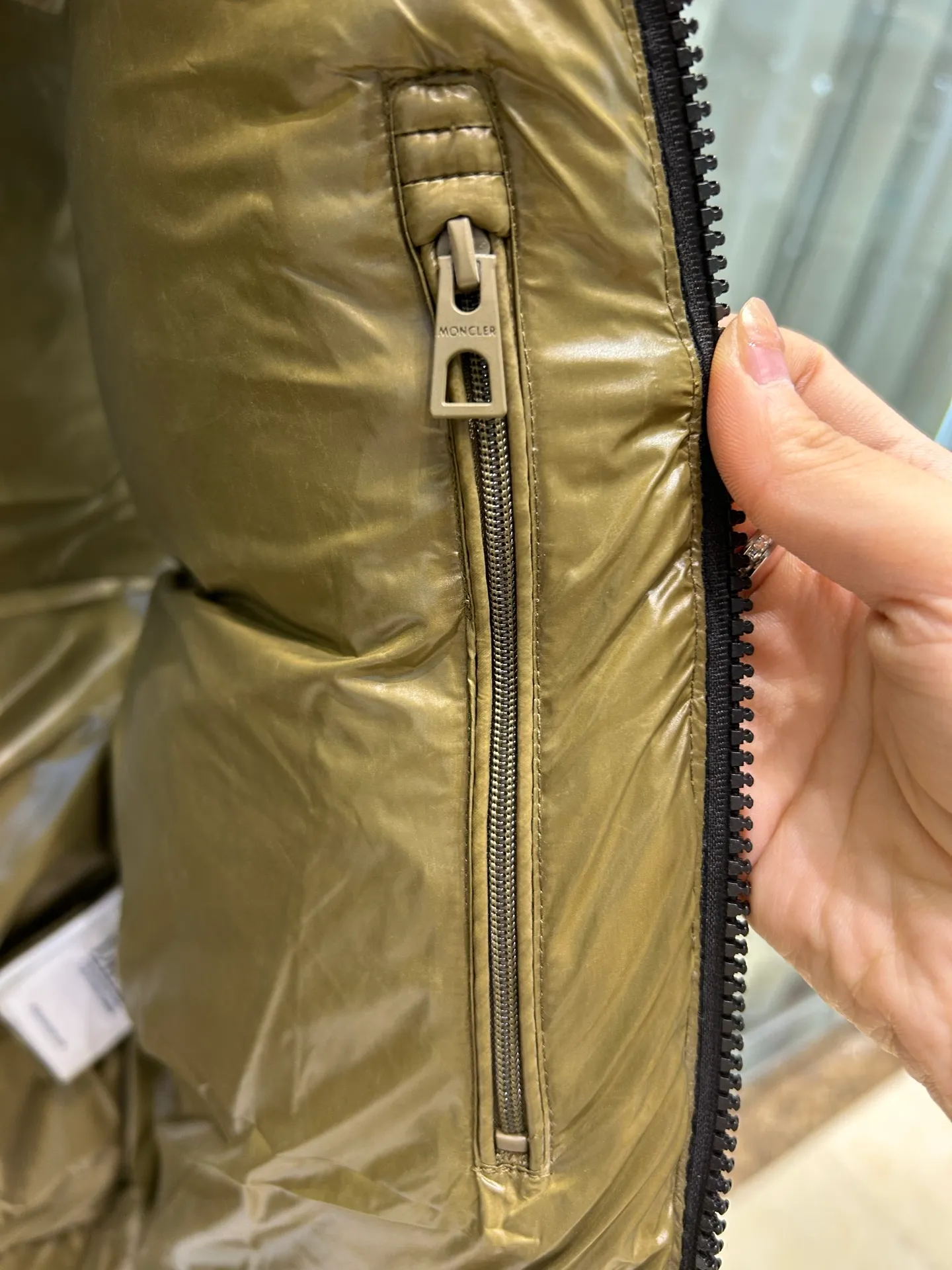 P660 25Moncler Moncler's new early autumn Lipsi men's down vest, which interprets Moncler's classic design, is a must-have item for the seasonal wardrobe. Crafted from lightweight, functional nylon laque fabric, it has a contrast lining for a vibrant feel. Style number: Big label vest Size: 12345 Color: off-white black