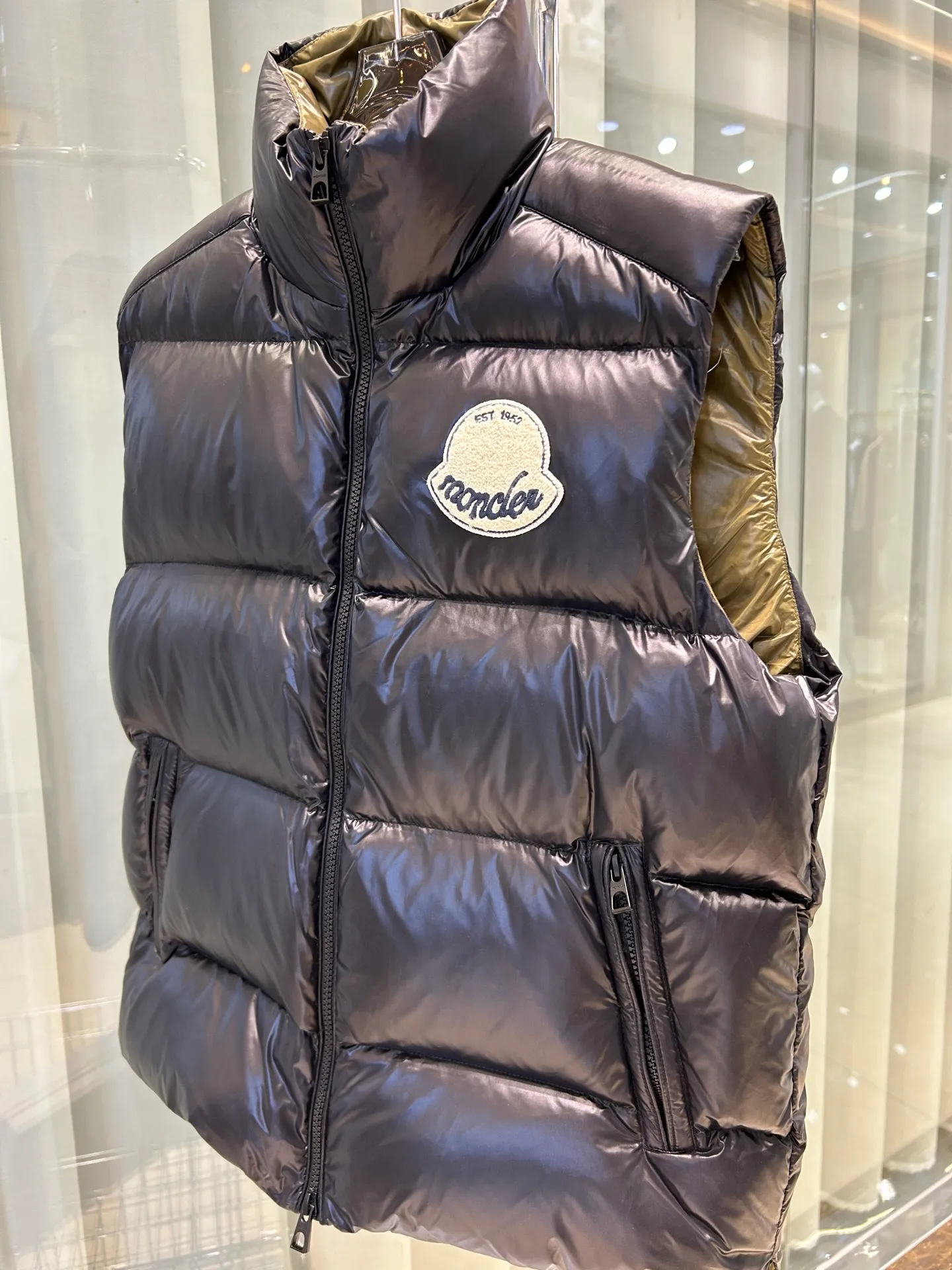 P660 25Moncler Moncler's new early autumn Lipsi men's down vest, which interprets Moncler's classic design, is a must-have item for the seasonal wardrobe. Crafted from lightweight, functional nylon laque fabric, it has a contrast lining for a vibrant feel. Style number: Big label vest Size: 12345 Color: off-white black