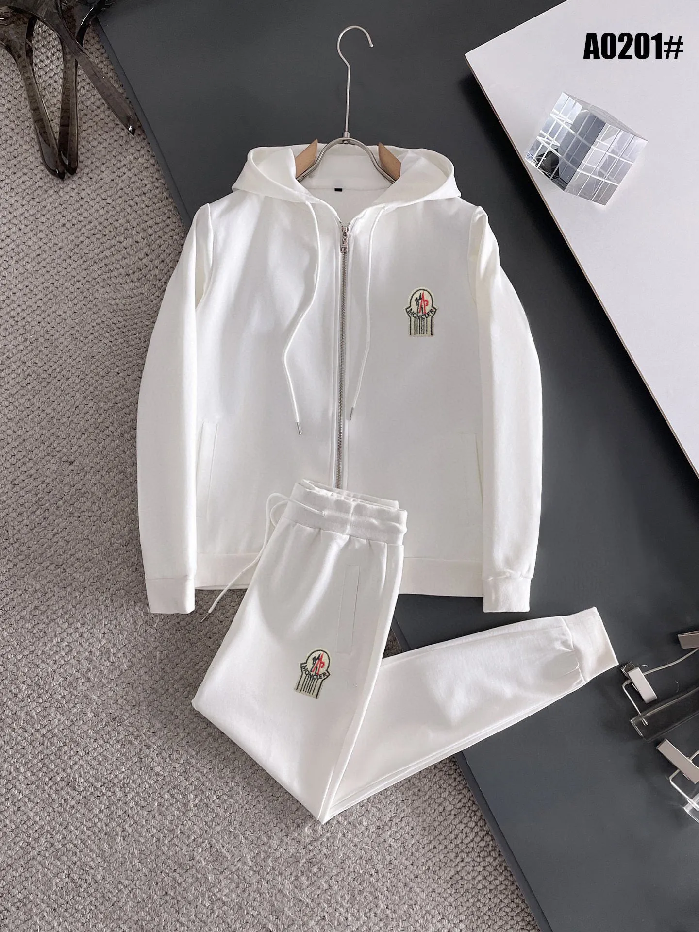 P400 💰【MONCLER】(Gospel for Fatty) hot-selling suit is coming. Focus on the original version of the official website. 2025 new hot-selling cardigan and sweatshirt suit. The original order is the best. 🇭🇰The meticulous work of top designers. Just for a fitting and perfect upper body effect. All-natural high-quality Roman cotton 100%, close-fitting comfort, noble and elegant! Original hardware embodies elegance and nobility! Counter size: M-5XL (maximum wear up to 220 pounds)