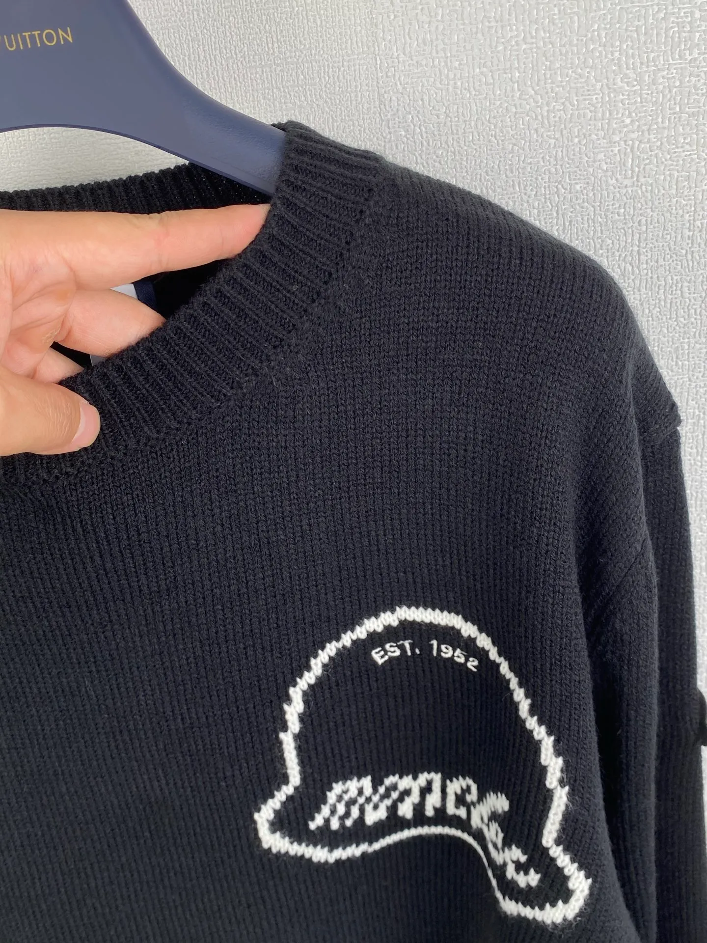P480 MONCLER embroidered logo round neck long-sleeved sweater ●Authentic product purchased and developed by 3773 ●35% wool double-ply blended wool ●Using Japanese imported loom (silver flute) seven needles ●Wool enzyme washing ●Wool jacquard ●Customized 1:1 chapter ●Customized 1:1 trademark ●Fit version ●Size: S M L XL ●Dry cleaning recommended (this product is woven from wool and is not easy to machine wash)