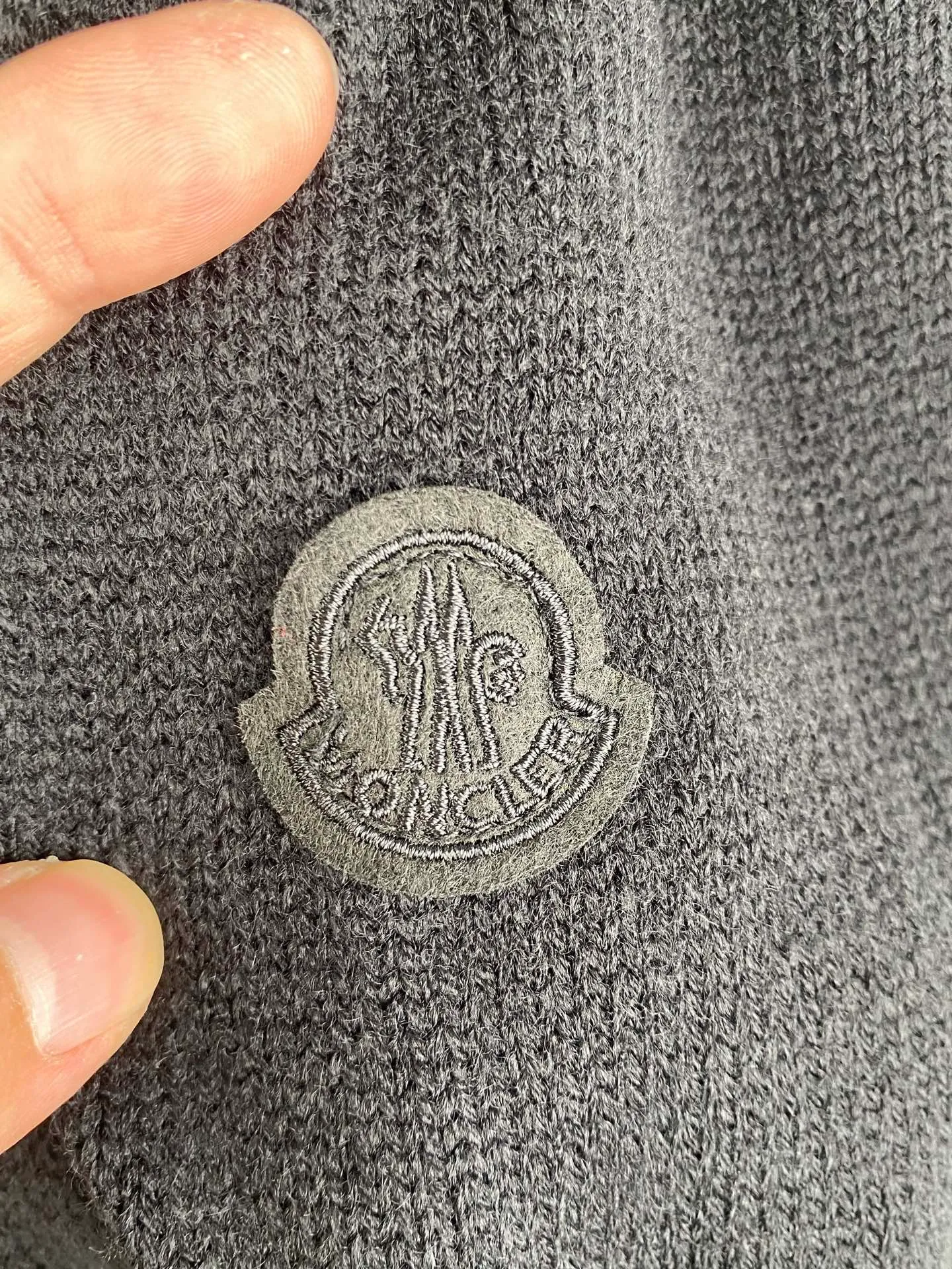 P480 MONCLER embroidered logo round neck long-sleeved sweater ●Authentic product purchased and developed by 3773 ●35% wool double-ply blended wool ●Using Japanese imported loom (silver flute) seven needles ●Wool enzyme washing ●Wool jacquard ●Customized 1:1 chapter ●Customized 1:1 trademark ●Fit version ●Size: S M L XL ●Dry cleaning recommended (this product is woven from wool and is not easy to machine wash)