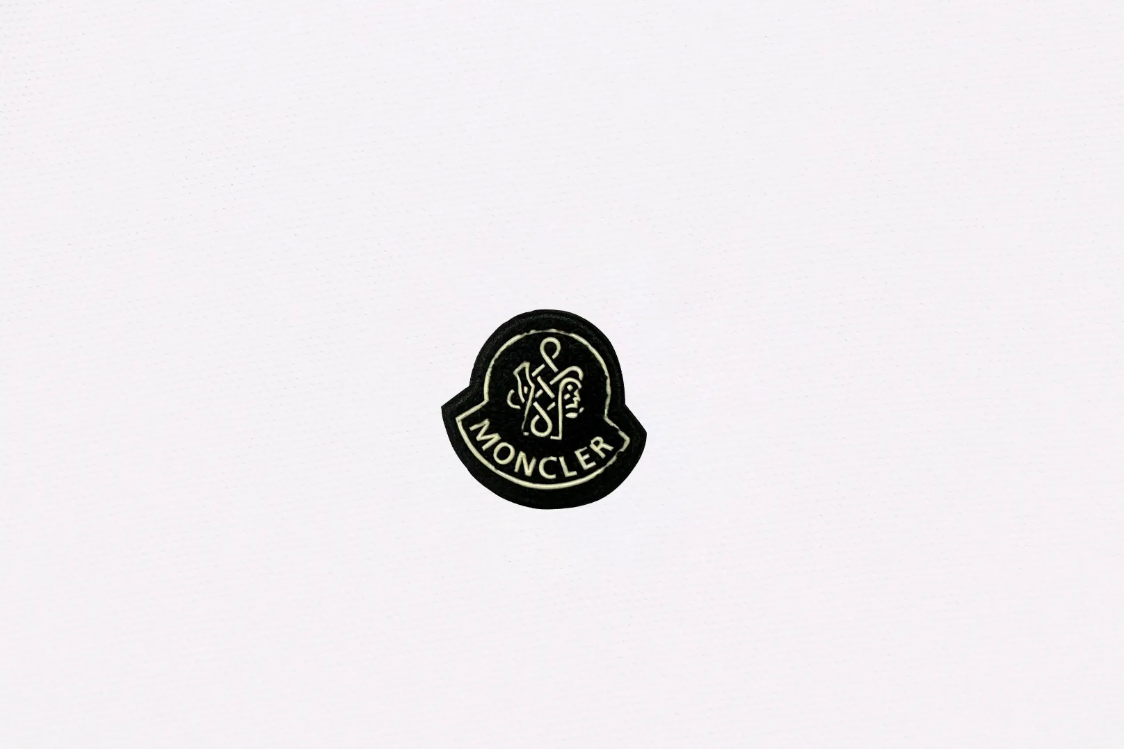 P200 New in stock】𝐌𝐎𝐍𝐂𝐋𝐄𝐑~Mengkou #2025 New high-quality lapel long-sleeved POLO shirt in early spring, custom-made fabrics at the counter. Highly breathable and comfortable, with impeccable details. The brand's simple element design concept reflects high quality. It feels delicate and soft! It presents a casual cut and the upper body shape is great! The chest is filled with three-dimensional embroidery of the brand LOGO to highlight quality and luxury. Color: black, white Size: M~L~XL~2XL~3XL