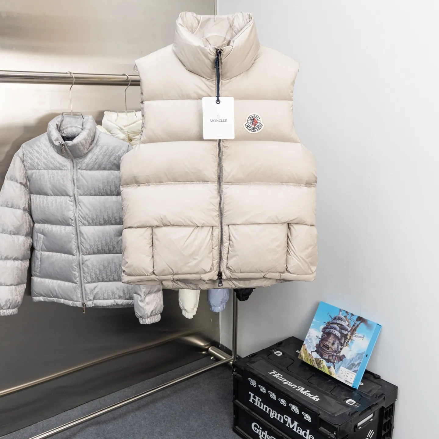 P660 2025 Autumn and Winter New Down Vest🆕 MONCLER Mouth Mouth (high version) latest counter, filled with white duck down inside. The soft-shell fabric feels delicate and smooth. The overall style is generous but elegant. It is lightweight and warm. The temperature locking effect is very good. The unique masked logo epaulette. The whole dress is perfect and impeccable. It is a model of versatility and has a sophisticated temperament. High-end casual selection! Same style for men and women 👫 Color: black champagne