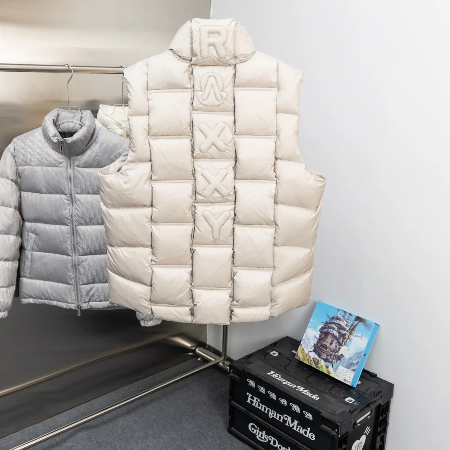 P660 2025 Autumn and Winter New Down Vest🆕 MONCLER Mouth Mouth (high version) latest counter, filled with white duck down inside. The soft-shell fabric feels delicate and smooth. The overall style is generous but elegant. It is lightweight and warm. The temperature locking effect is very good. The unique masked logo epaulette. The whole dress is perfect and impeccable. It is a model of versatility and has a sophisticated temperament. High-end casual selection! Same style for men and women 👫 Color: black champagne