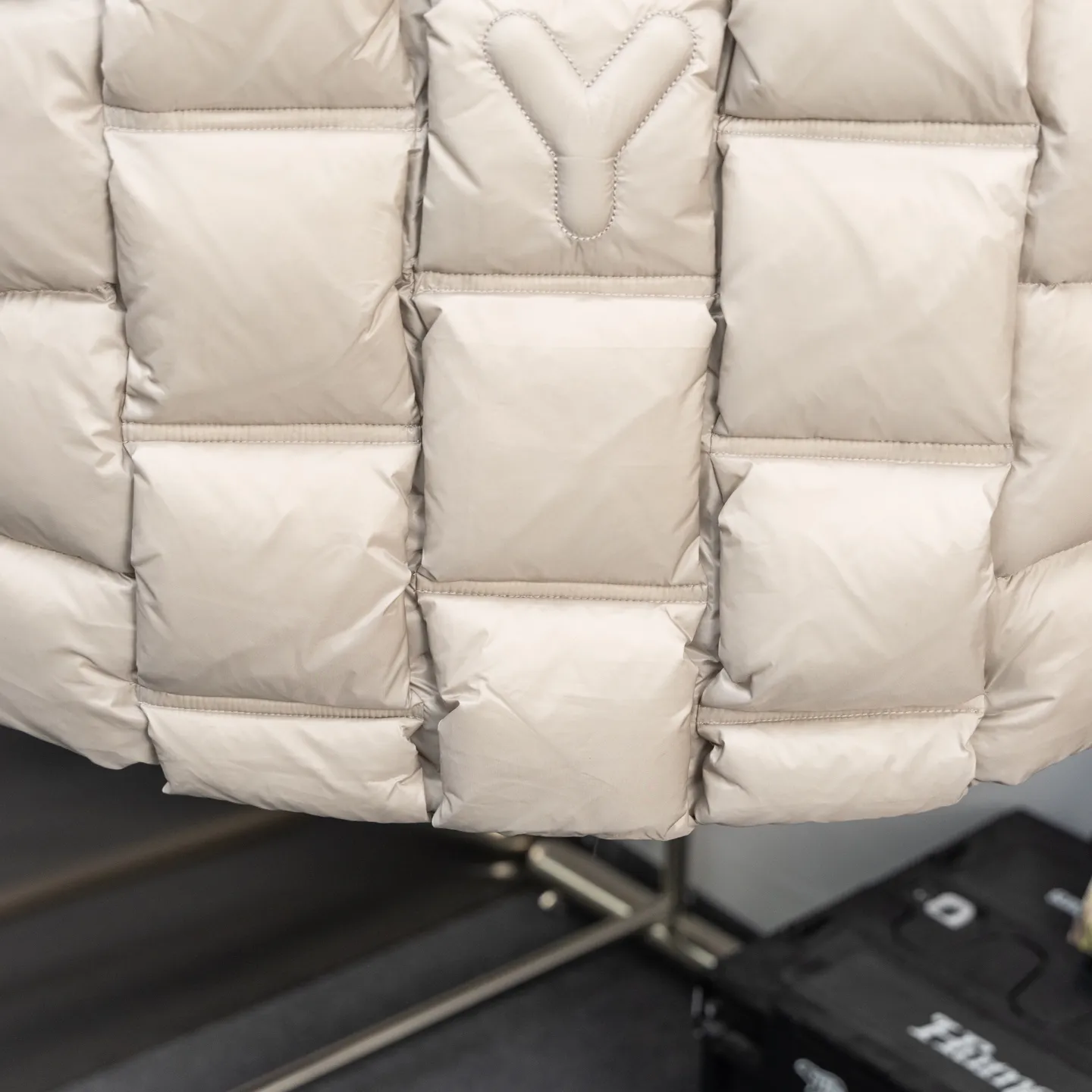 P660 2025 Autumn and Winter New Down Vest🆕 MONCLER Mouth Mouth (high version) latest counter, filled with white duck down inside. The soft-shell fabric feels delicate and smooth. The overall style is generous but elegant. It is lightweight and warm. The temperature locking effect is very good. The unique masked logo epaulette. The whole dress is perfect and impeccable. It is a model of versatility and has a sophisticated temperament. High-end casual selection! Same style for men and women 👫 Color: black champagne