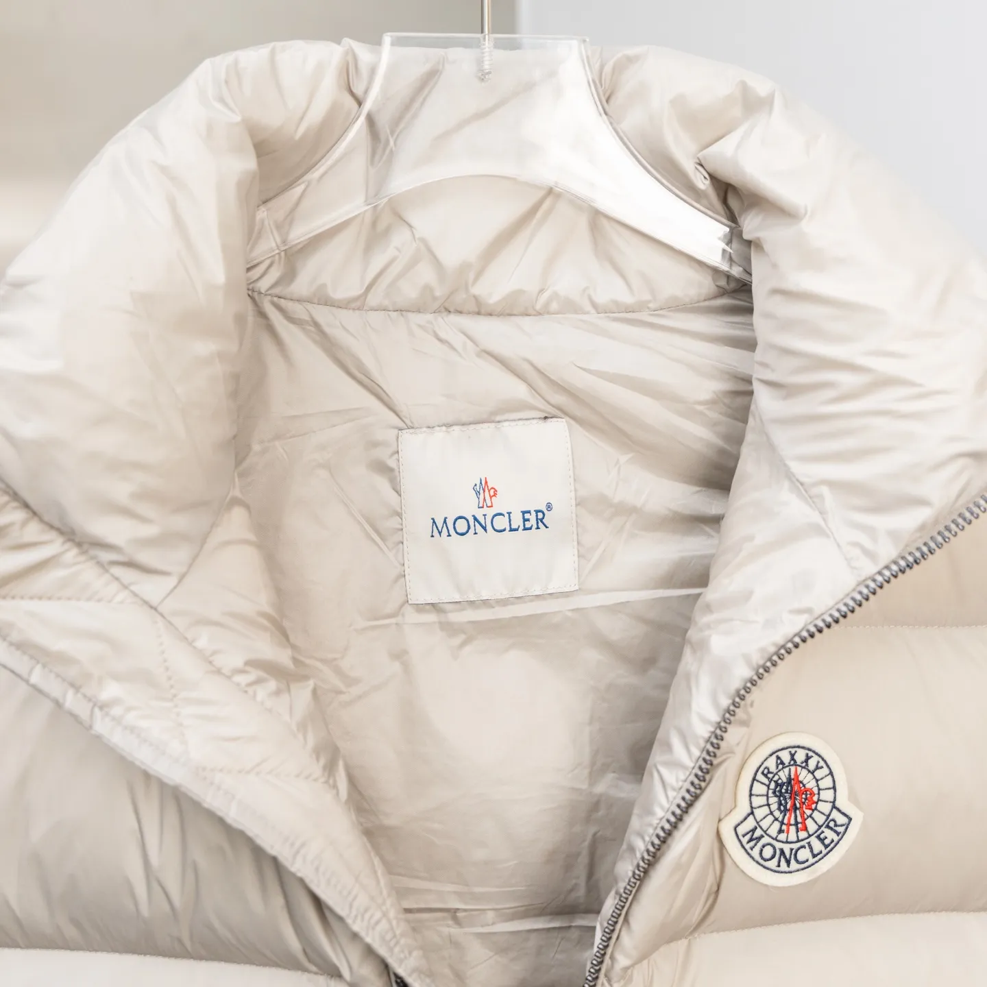 P660 2025 Autumn and Winter New Down Vest🆕 MONCLER Mouth Mouth (high version) latest counter, filled with white duck down inside. The soft-shell fabric feels delicate and smooth. The overall style is generous but elegant. It is lightweight and warm. The temperature locking effect is very good. The unique masked logo epaulette. The whole dress is perfect and impeccable. It is a model of versatility and has a sophisticated temperament. High-end casual selection! Same style for men and women 👫 Color: black champagne
