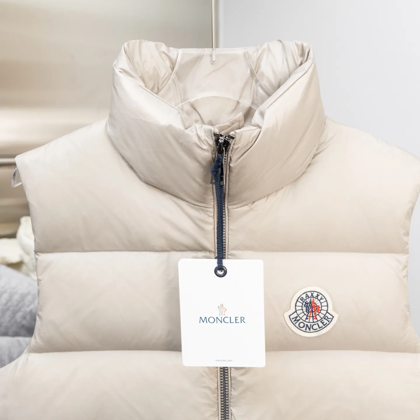 P660 2025 Autumn and Winter New Down Vest🆕 MONCLER Mouth Mouth (high version) latest counter, filled with white duck down inside. The soft-shell fabric feels delicate and smooth. The overall style is generous but elegant. It is lightweight and warm. The temperature locking effect is very good. The unique masked logo epaulette. The whole dress is perfect and impeccable. It is a model of versatility and has a sophisticated temperament. High-end casual selection! Same style for men and women 👫 Color: black champagne