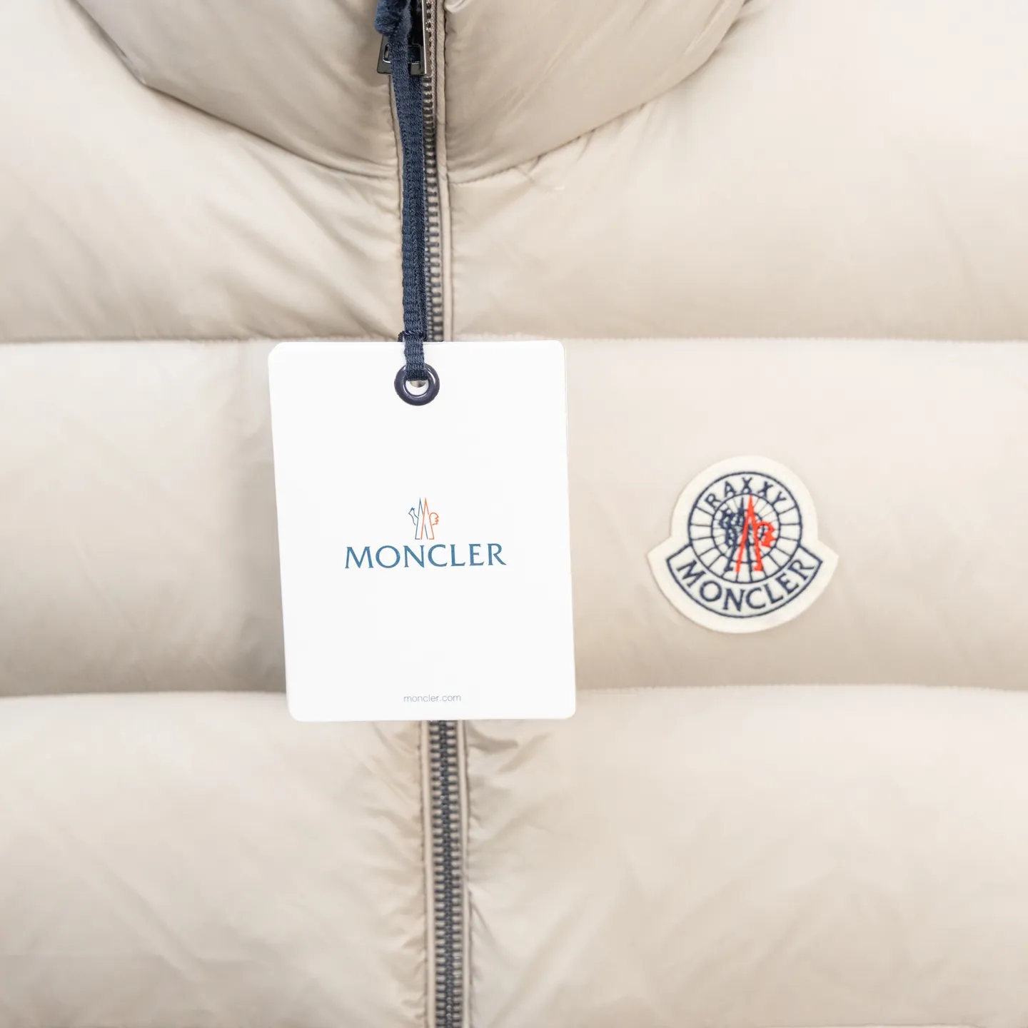 P660 2025 Autumn and Winter New Down Vest🆕 MONCLER Mouth Mouth (high version) latest counter, filled with white duck down inside. The soft-shell fabric feels delicate and smooth. The overall style is generous but elegant. It is lightweight and warm. The temperature locking effect is very good. The unique masked logo epaulette. The whole dress is perfect and impeccable. It is a model of versatility and has a sophisticated temperament. High-end casual selection! Same style for men and women 👫 Color: black champagne