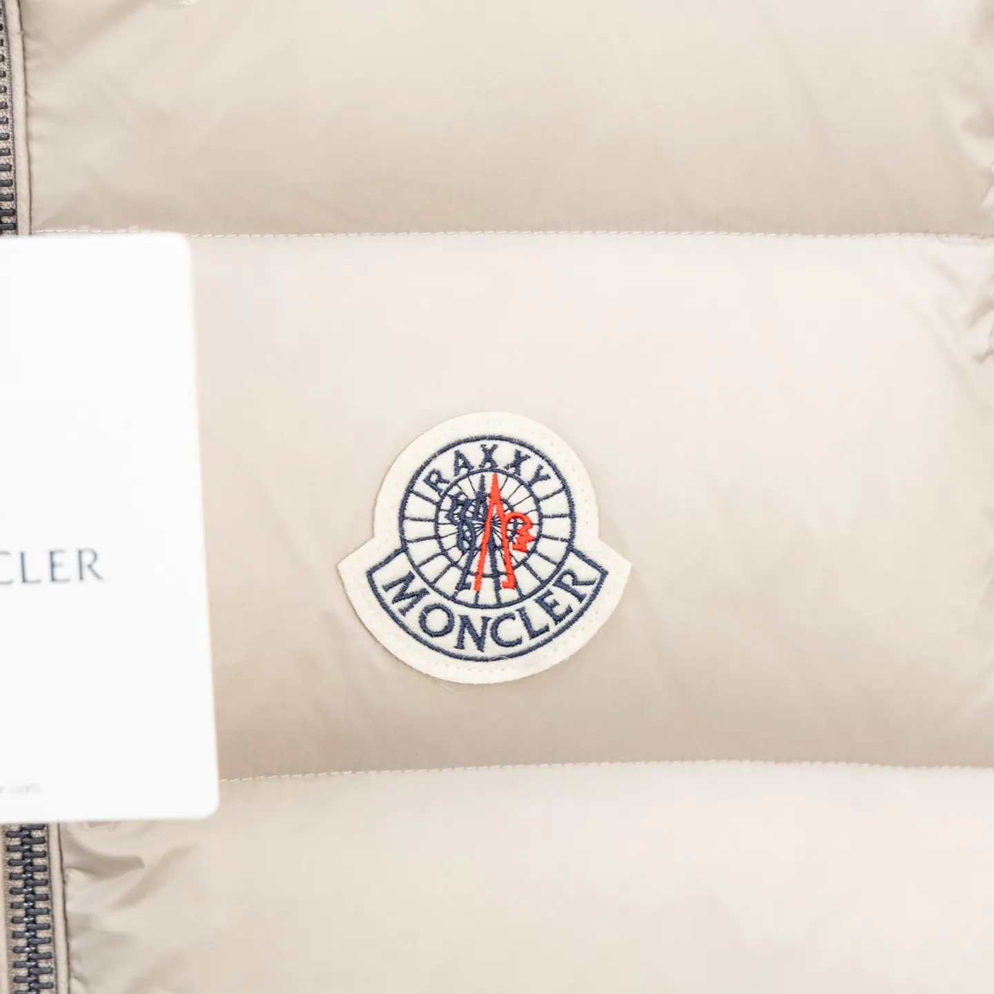 P660 2025 Autumn and Winter New Down Vest🆕 MONCLER Mouth Mouth (high version) latest counter, filled with white duck down inside. The soft-shell fabric feels delicate and smooth. The overall style is generous but elegant. It is lightweight and warm. The temperature locking effect is very good. The unique masked logo epaulette. The whole dress is perfect and impeccable. It is a model of versatility and has a sophisticated temperament. High-end casual selection! Same style for men and women 👫 Color: black champagne
