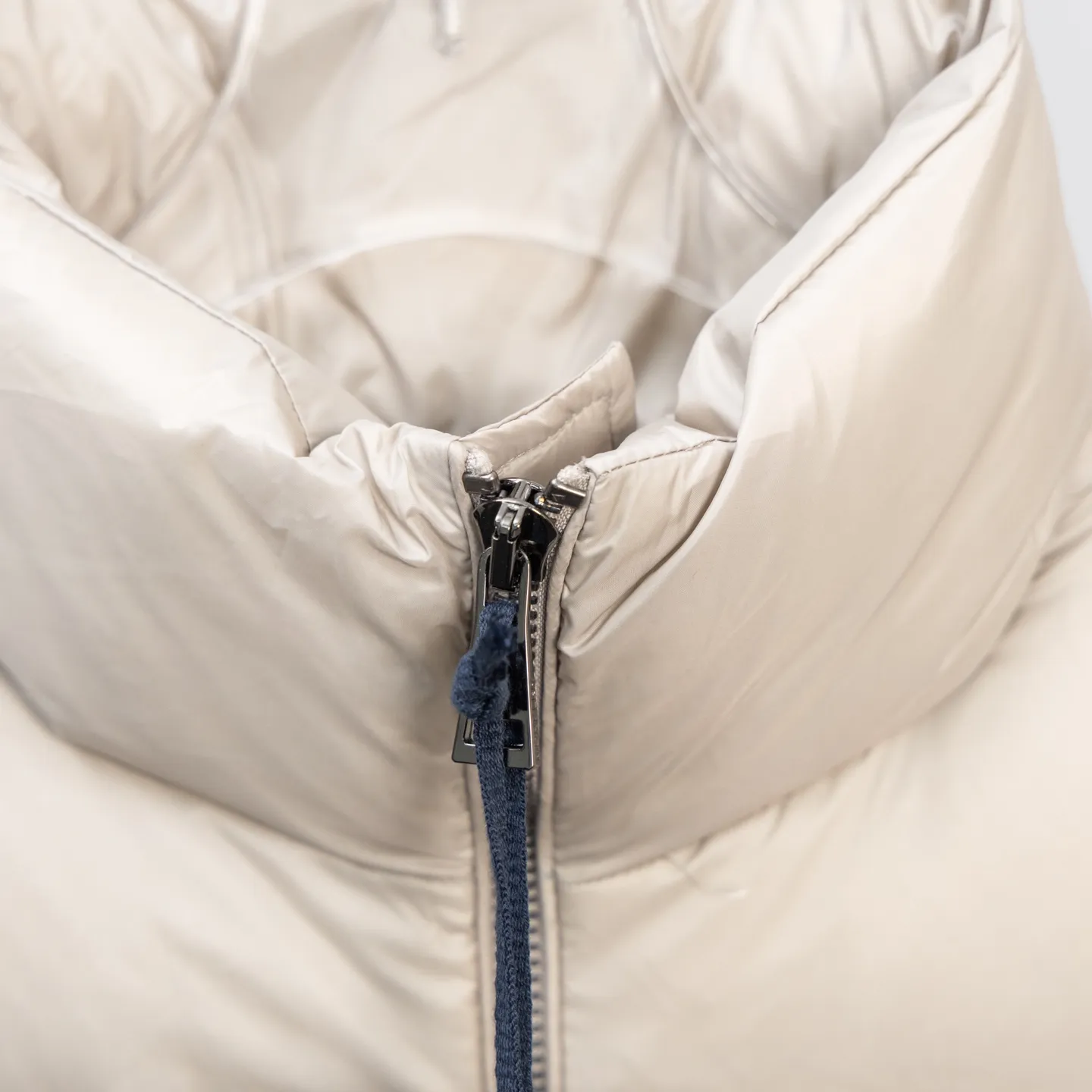 P660 2025 Autumn and Winter New Down Vest🆕 MONCLER Mouth Mouth (high version) latest counter, filled with white duck down inside. The soft-shell fabric feels delicate and smooth. The overall style is generous but elegant. It is lightweight and warm. The temperature locking effect is very good. The unique masked logo epaulette. The whole dress is perfect and impeccable. It is a model of versatility and has a sophisticated temperament. High-end casual selection! Same style for men and women 👫 Color: black champagne