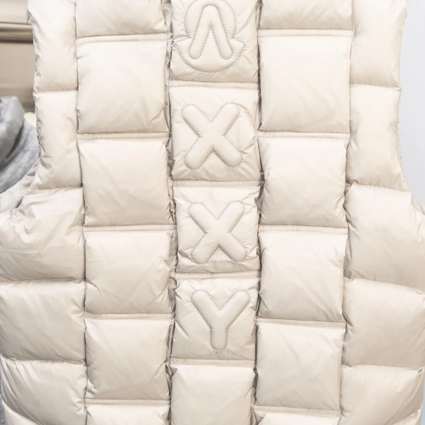 P660 2025 Autumn and Winter New Down Vest🆕 MONCLER Mouth Mouth (high version) latest counter, filled with white duck down inside. The soft-shell fabric feels delicate and smooth. The overall style is generous but elegant. It is lightweight and warm. The temperature locking effect is very good. The unique masked logo epaulette. The whole dress is perfect and impeccable. It is a model of versatility and has a sophisticated temperament. High-end casual selection! Same style for men and women 👫 Color: black champagne
