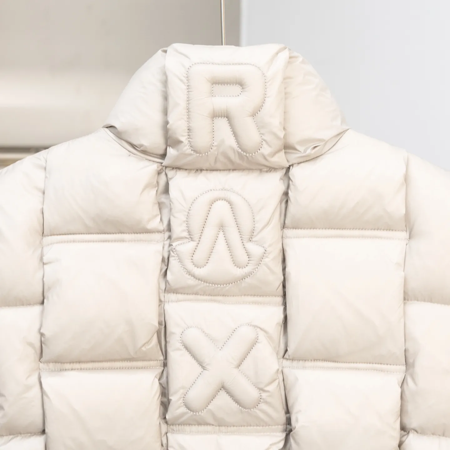 P660 2025 Autumn and Winter New Down Vest🆕 MONCLER Mouth Mouth (high version) latest counter, filled with white duck down inside. The soft-shell fabric feels delicate and smooth. The overall style is generous but elegant. It is lightweight and warm. The temperature locking effect is very good. The unique masked logo epaulette. The whole dress is perfect and impeccable. It is a model of versatility and has a sophisticated temperament. High-end casual selection! Same style for men and women 👫 Color: black champagne