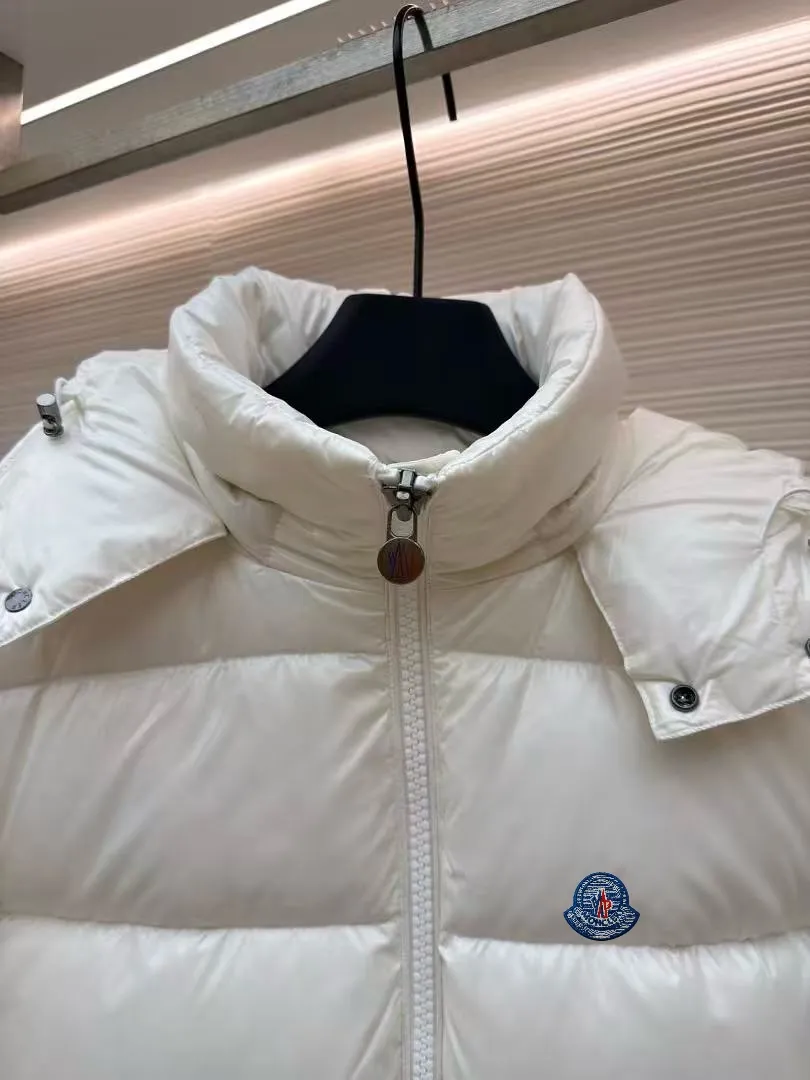 P720 MONCLER Meng Mouth Maya Down Jacket: Color/off-white, black Size: M. L. Zipper pendant with custom logo Fabric: 400D bright nylon, anti-fouling, anti-wrinkle, waterproof and windproof, very wear-resistant, breathable and comfortable.           Embroidery: Straight lines, smooth curves, dense and neat stitches, no jagged edges, flat embroidery surface, no skewed threads, consistent stitch length, no bottom exposed, no overlap, smooth embroidery surface, no ink marks and other stains. Advanced imported embroidery machines are used to ensure embroidery quality.