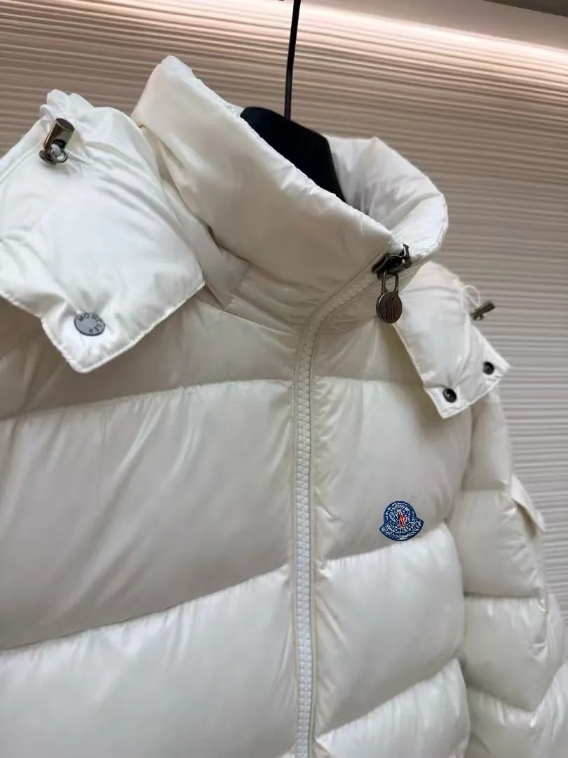 P720 MONCLER Meng Mouth Maya Down Jacket: Color/off-white, black Size: M. L. Zipper pendant with custom logo Fabric: 400D bright nylon, anti-fouling, anti-wrinkle, waterproof and windproof, very wear-resistant, breathable and comfortable.           Embroidery: Straight lines, smooth curves, dense and neat stitches, no jagged edges, flat embroidery surface, no skewed threads, consistent stitch length, no bottom exposed, no overlap, smooth embroidery surface, no ink marks and other stains. Advanced imported embroidery machines are used to ensure embroidery quality.