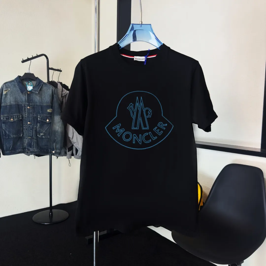 P140 Upgraded version "Mobile phone smart sensor ~ NFC chip armband ~ Direct access to the official website for anti-counterfeiting" "Moncler ~ Mouth Mouth" 2025 new high-quality round neck short-sleeved T-shirt. The cuffs have imported embroidered labels. Customized dyeing, very comfortable to touch. Super versatile and good-looking short-sleeved. Complete with three labels. Non-market ordinary version. Feel free to compare. Quality is absolutely guaranteed! ‼ First of all, this original fabric is all custom-woven with 32-count double yarn fabric, 250G, and the weight is the same‼ Fine workmanship, double waistcoat method, double waistcoat method, double waistcoat method makes the whole dress more three-dimensional, which is not a craft that ordinary T-shirts can achieve🤪 Size: S-M-L-XL-2XL Color: black, white, apricot, same style for men and women