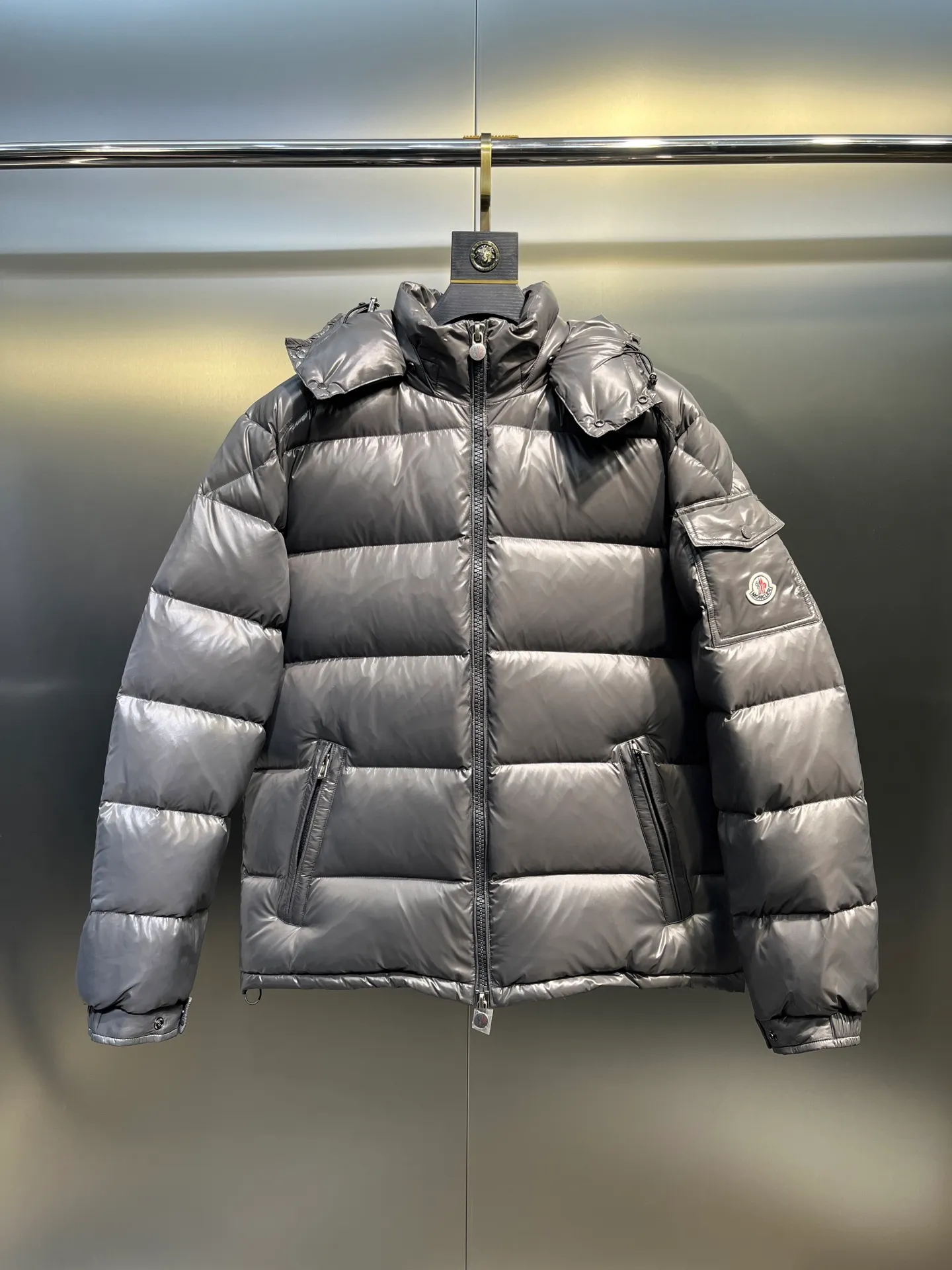 P700 𝗠𝗼𝗻𝗰𝗹𝗲𝗿 𝗠𝗮𝘆𝗮/ Moncler's top-quality Maya down jacket is a super hot style that you can't buy in winter. Eason Chan, Nicholas Tse, and Zhao Lusi have been wearing it one after another. They speak for themselves with their strength, a veteran-level style. This series is known for its fluffy bread style and glossy effect. It is the most popular series in the classic main line of the M family. Buying at the counter and from the official website is basically a matter of rush! Promise me to buy it soon! Just needed series! ! Don’t wait until winter when it’s hard to get one size: 123456