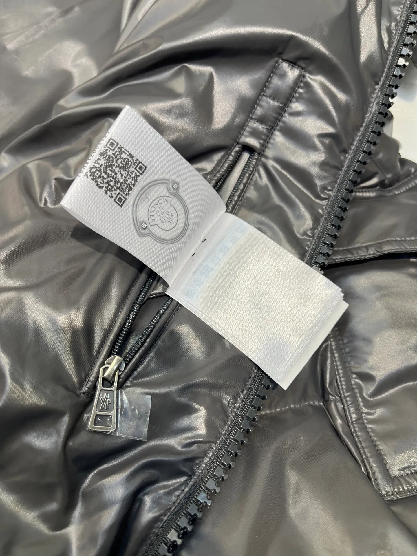P700 𝗠𝗼𝗻𝗰𝗹𝗲𝗿 𝗠𝗮𝘆𝗮/ Moncler's top-quality Maya down jacket is a super hot style that you can't buy in winter. Eason Chan, Nicholas Tse, and Zhao Lusi have been wearing it one after another. They speak for themselves with their strength, a veteran-level style. This series is known for its fluffy bread style and glossy effect. It is the most popular series in the classic main line of the M family. Buying at the counter and from the official website is basically a matter of rush! Promise me to buy it soon! Just needed series! ! Don’t wait until winter when it’s hard to get one size: 123456