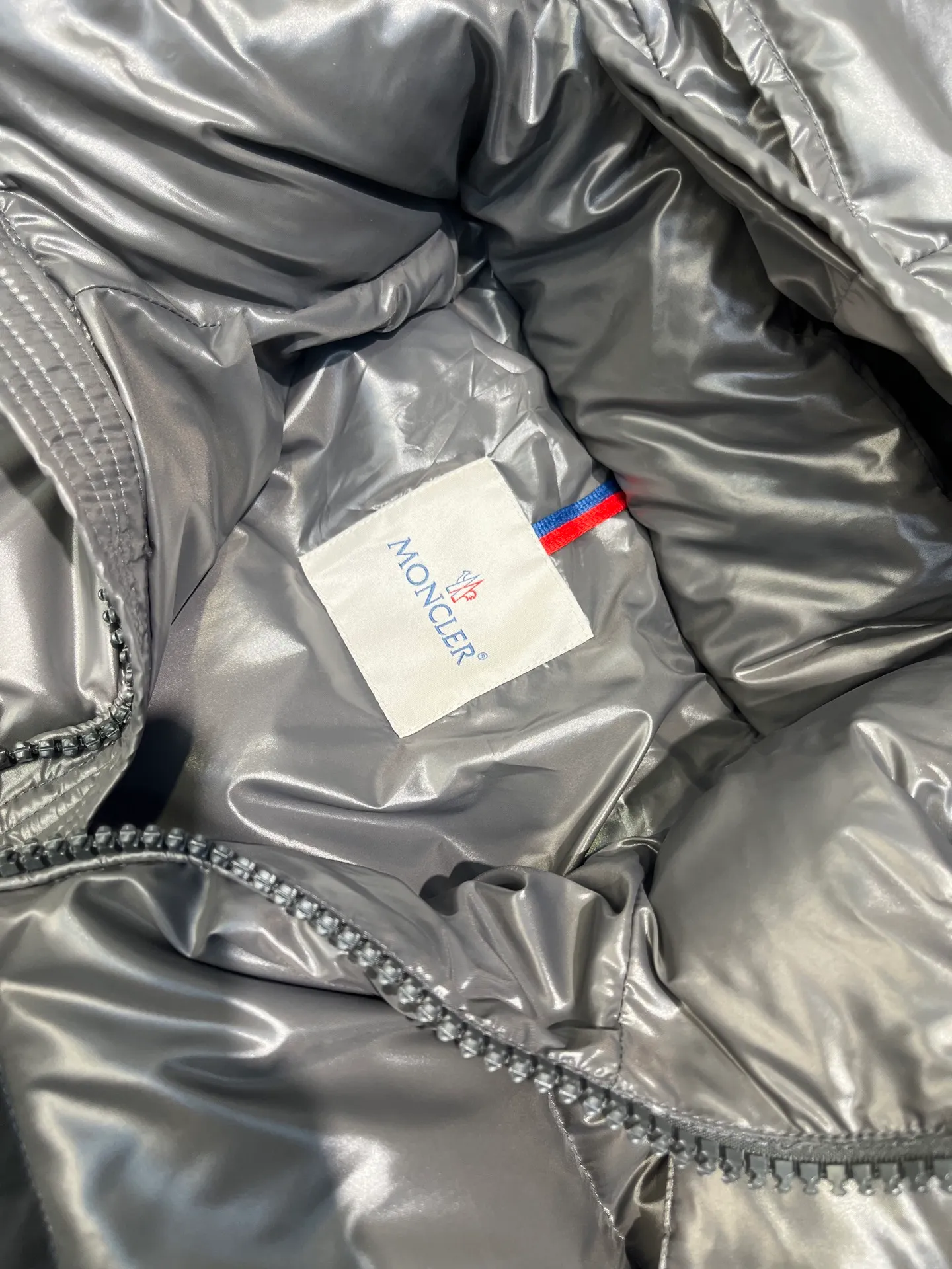 P700 𝗠𝗼𝗻𝗰𝗹𝗲𝗿 𝗠𝗮𝘆𝗮/ Moncler's top-quality Maya down jacket is a super hot style that you can't buy in winter. Eason Chan, Nicholas Tse, and Zhao Lusi have been wearing it one after another. They speak for themselves with their strength, a veteran-level style. This series is known for its fluffy bread style and glossy effect. It is the most popular series in the classic main line of the M family. Buying at the counter and from the official website is basically a matter of rush! Promise me to buy it soon! Just needed series! ! Don’t wait until winter when it’s hard to get one size: 123456