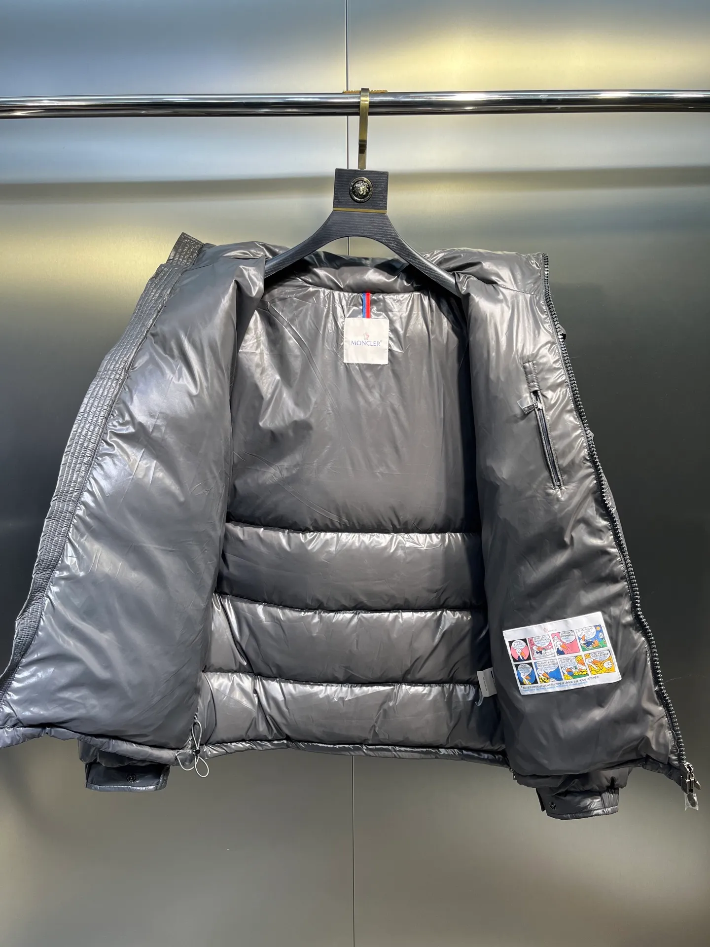 P700 𝗠𝗼𝗻𝗰𝗹𝗲𝗿 𝗠𝗮𝘆𝗮/ Moncler's top-quality Maya down jacket is a super hot style that you can't buy in winter. Eason Chan, Nicholas Tse, and Zhao Lusi have been wearing it one after another. They speak for themselves with their strength, a veteran-level style. This series is known for its fluffy bread style and glossy effect. It is the most popular series in the classic main line of the M family. Buying at the counter and from the official website is basically a matter of rush! Promise me to buy it soon! Just needed series! ! Don’t wait until winter when it’s hard to get one size: 123456