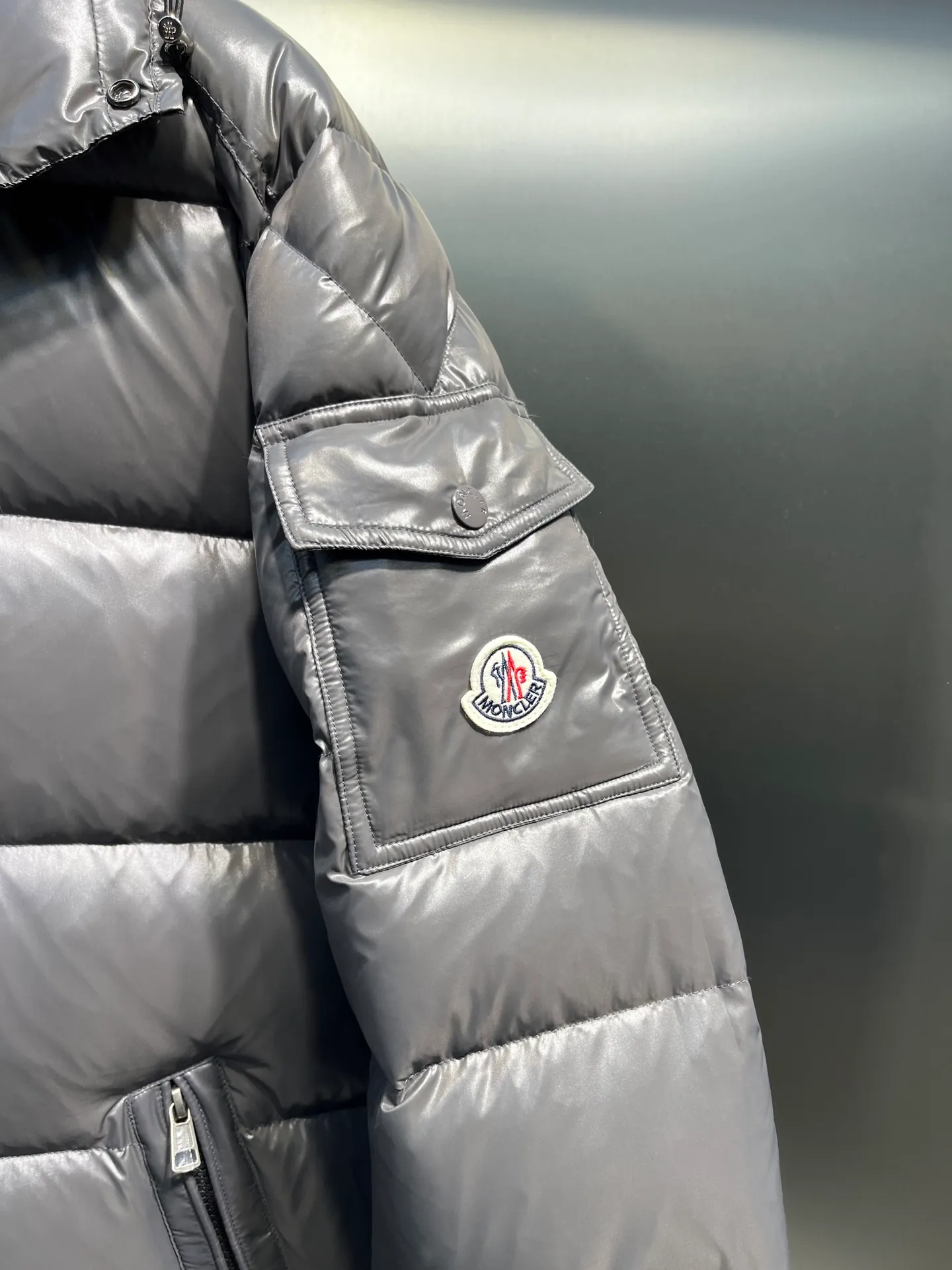 P700 𝗠𝗼𝗻𝗰𝗹𝗲𝗿 𝗠𝗮𝘆𝗮/ Moncler's top-quality Maya down jacket is a super hot style that you can't buy in winter. Eason Chan, Nicholas Tse, and Zhao Lusi have been wearing it one after another. They speak for themselves with their strength, a veteran-level style. This series is known for its fluffy bread style and glossy effect. It is the most popular series in the classic main line of the M family. Buying at the counter and from the official website is basically a matter of rush! Promise me to buy it soon! Just needed series! ! Don’t wait until winter when it’s hard to get one size: 123456